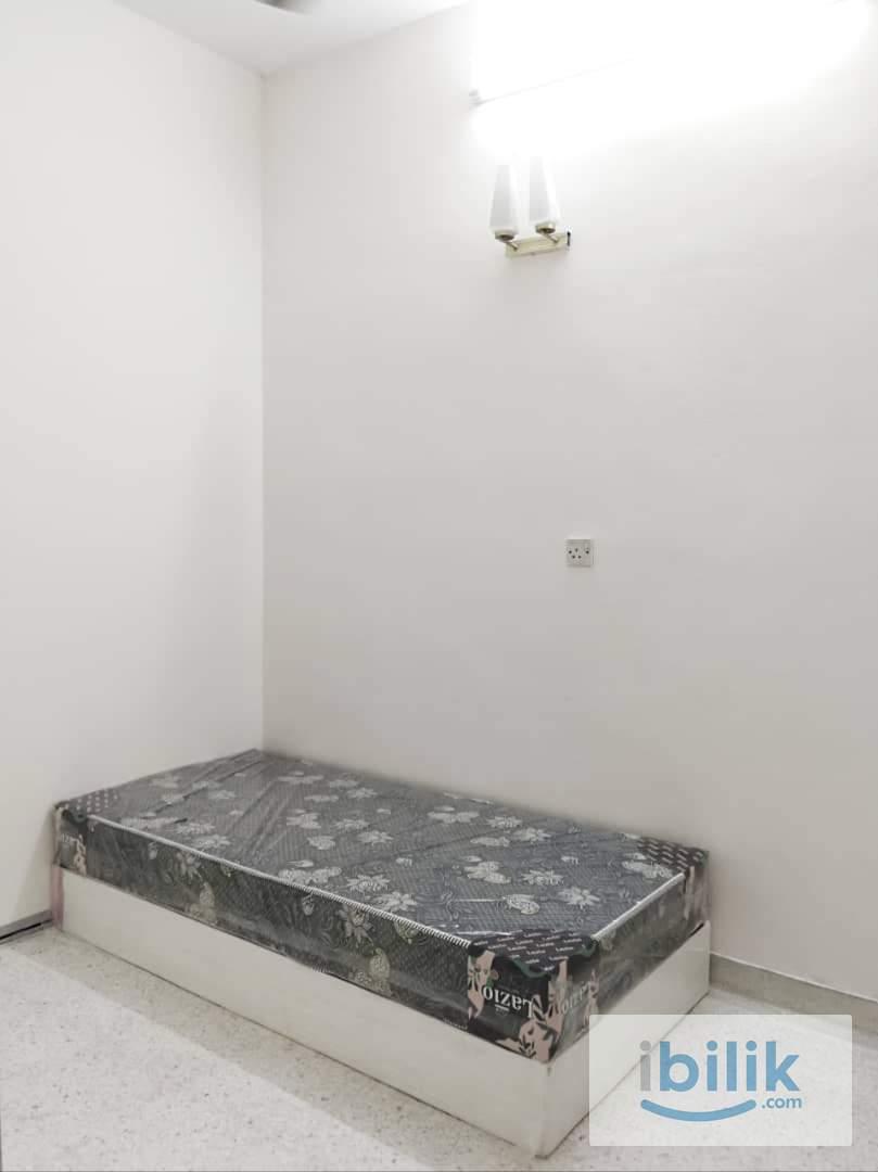 4 MINS TO LRT / COMFY & COZY / FREE UTILITIES / CONVENIENT Middle Room at Taman Paramount, Petaling Jaya - Image 2