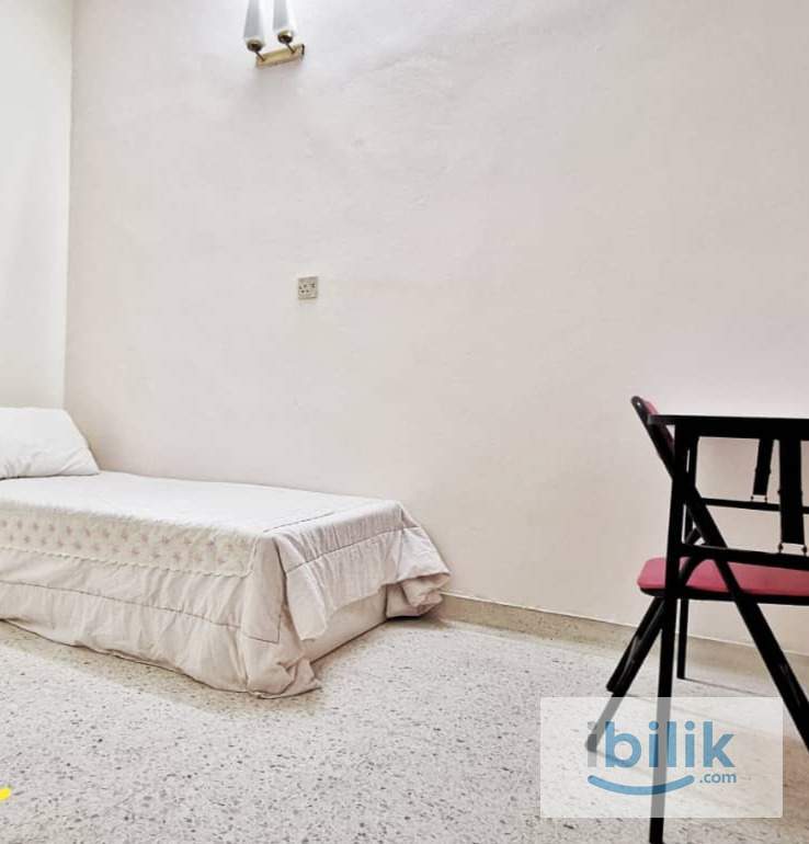 4 MINS WALK TO LRT TAMAN BAHAGIA/ COMFY & ZEN/ SAFE AREA/ CONVENIENCE / SPACIOUS Middle Room at SS2, Petaling Jaya - Image 1