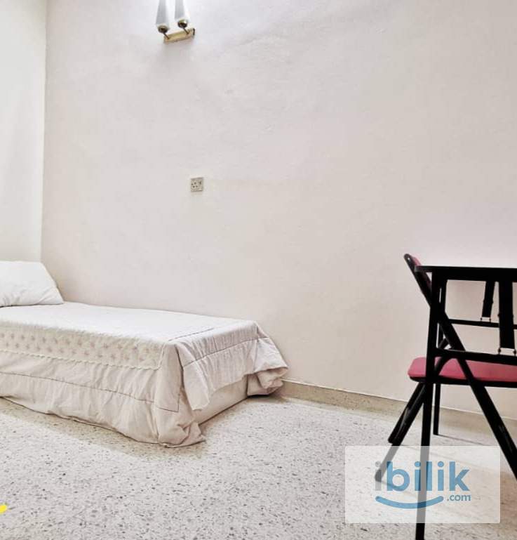 4 MINS TO LRT / COMFY & COZY / FREE UTILITIES / CONVENIENT Middle Room at Taman Paramount, Petaling Jaya - Image 1