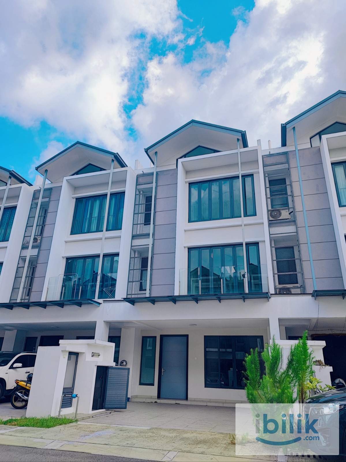 3 3TOREYS LUXURY /  HGH SECURITY/ PRIVATE BATHROOM / COMFY & ZEN Middle Room at Taman Meranti Jaya, Puchong - Image 1