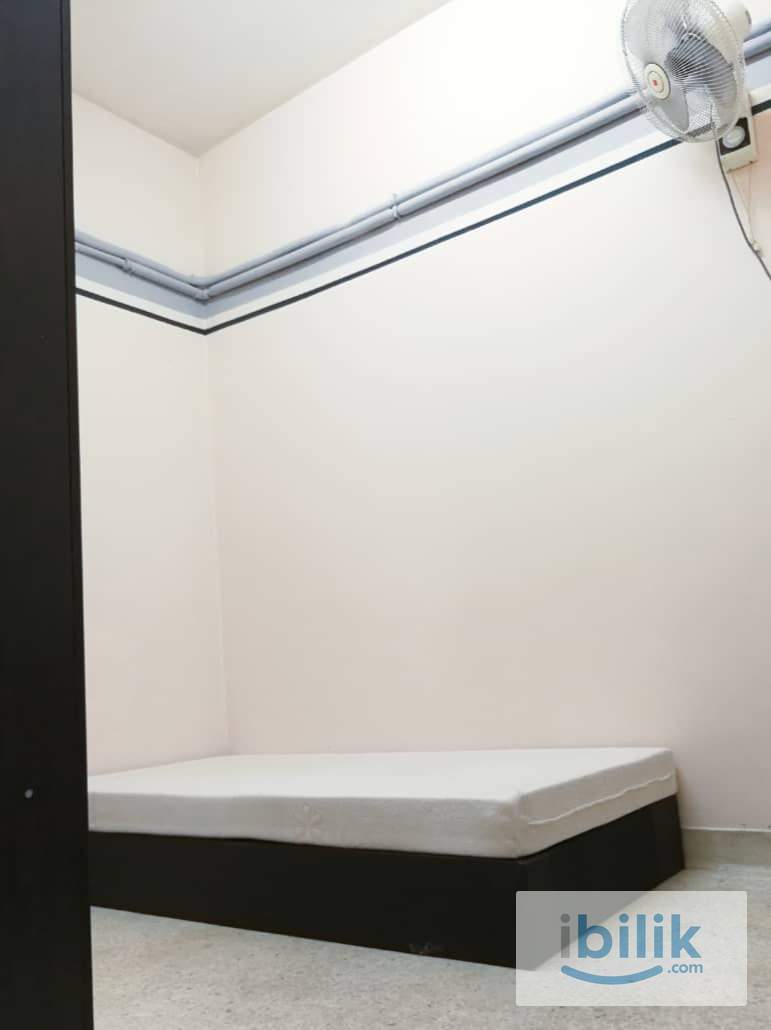 4 MINS TO LRT / COMFY & COZY / FREE UTILITIES / CONVENIENT Middle Room at Taman Paramount, Petaling Jaya - Image 1