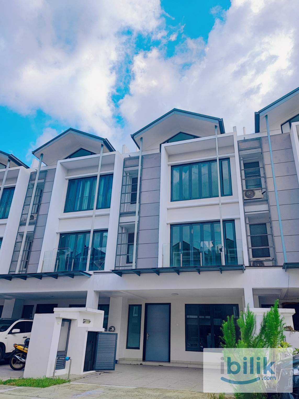 3 STOREYS LUXURY /  HGH SECURITY/ PRIVATE BATHROOM / COMFY & ZEN Middle Room at Taman Meranti Jaya, Puchong - Image 1