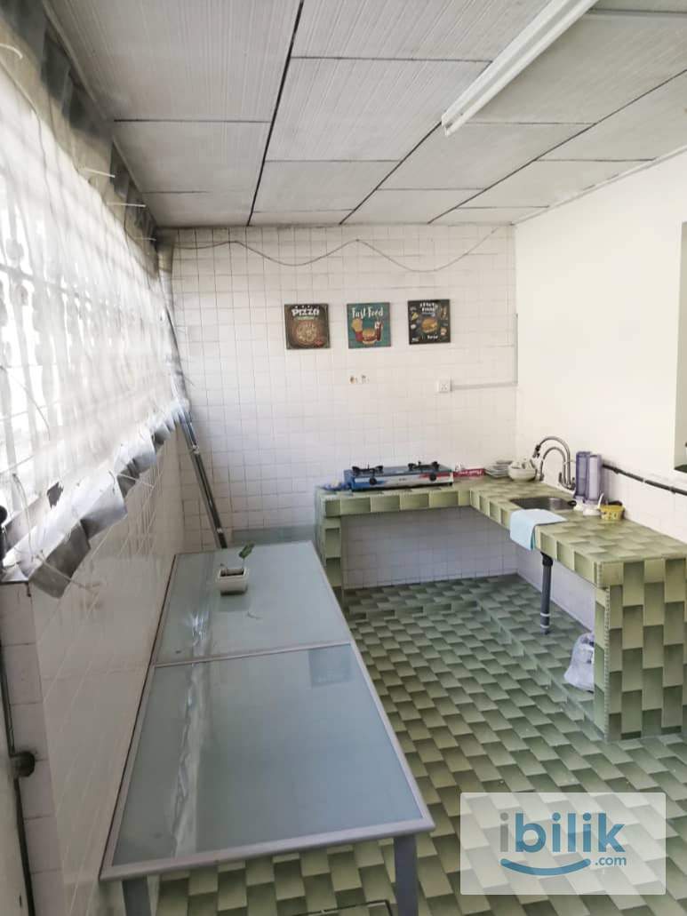 4 MINS TO LRT / COMFY & COZY / FREE UTILITIES / CONVENIENT Middle Room at Taman Paramount, Petaling Jaya - Image 1