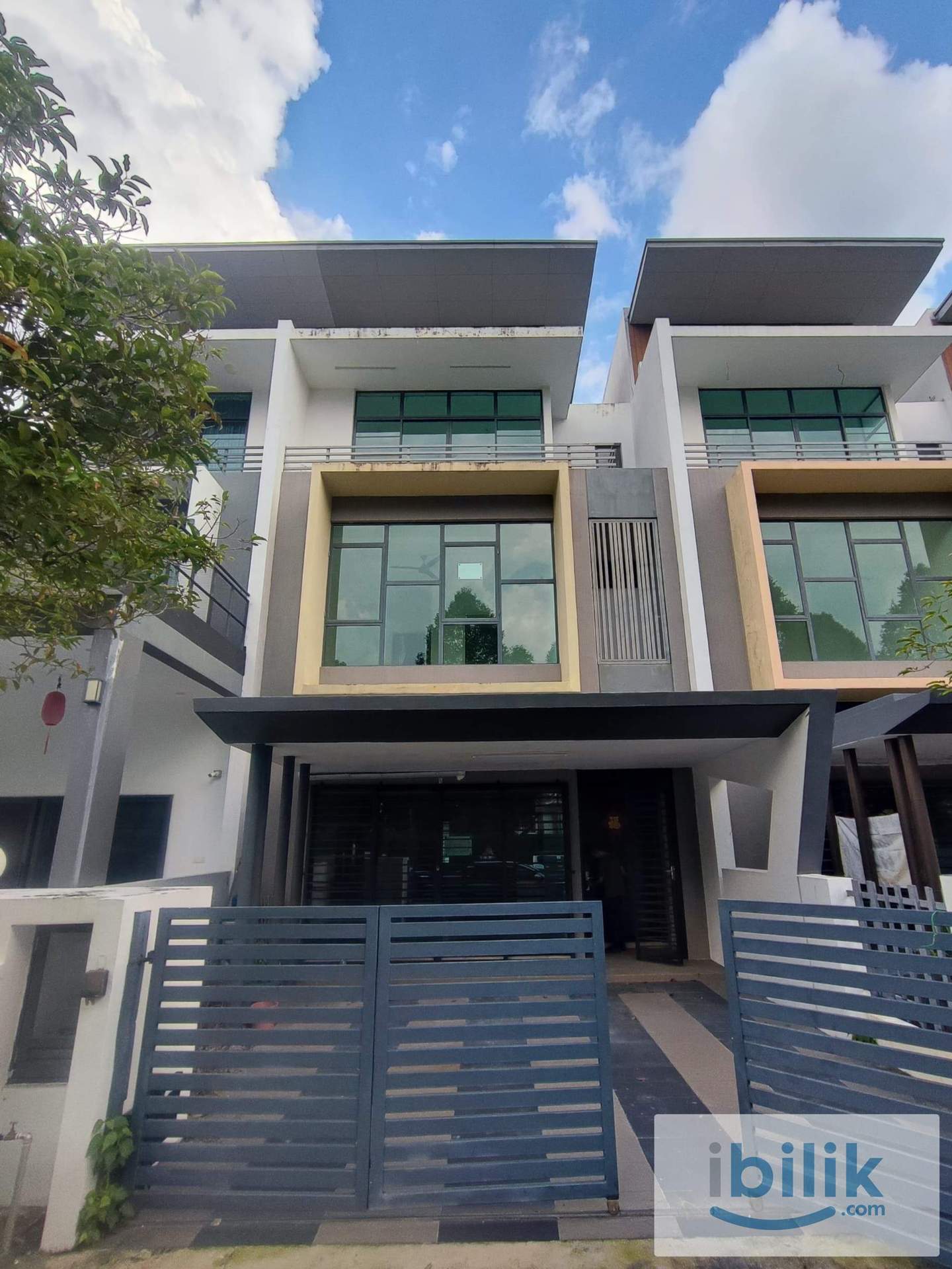 3 STOREYS LUXURY /  HGH SECURITY/ PRIVATE BATHROOM / COMFY & ZEN Middle Room at Taman Meranti Jaya, Puchong - Image 1