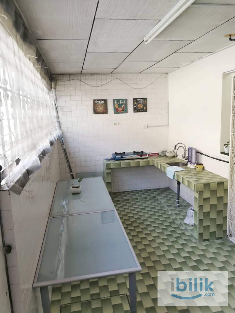 4 MINS TO LRT / COMFY & COZY / FREE UTILITIES / CONVENIENT Middle Room at Taman Paramount, Petaling Jaya - Image 1