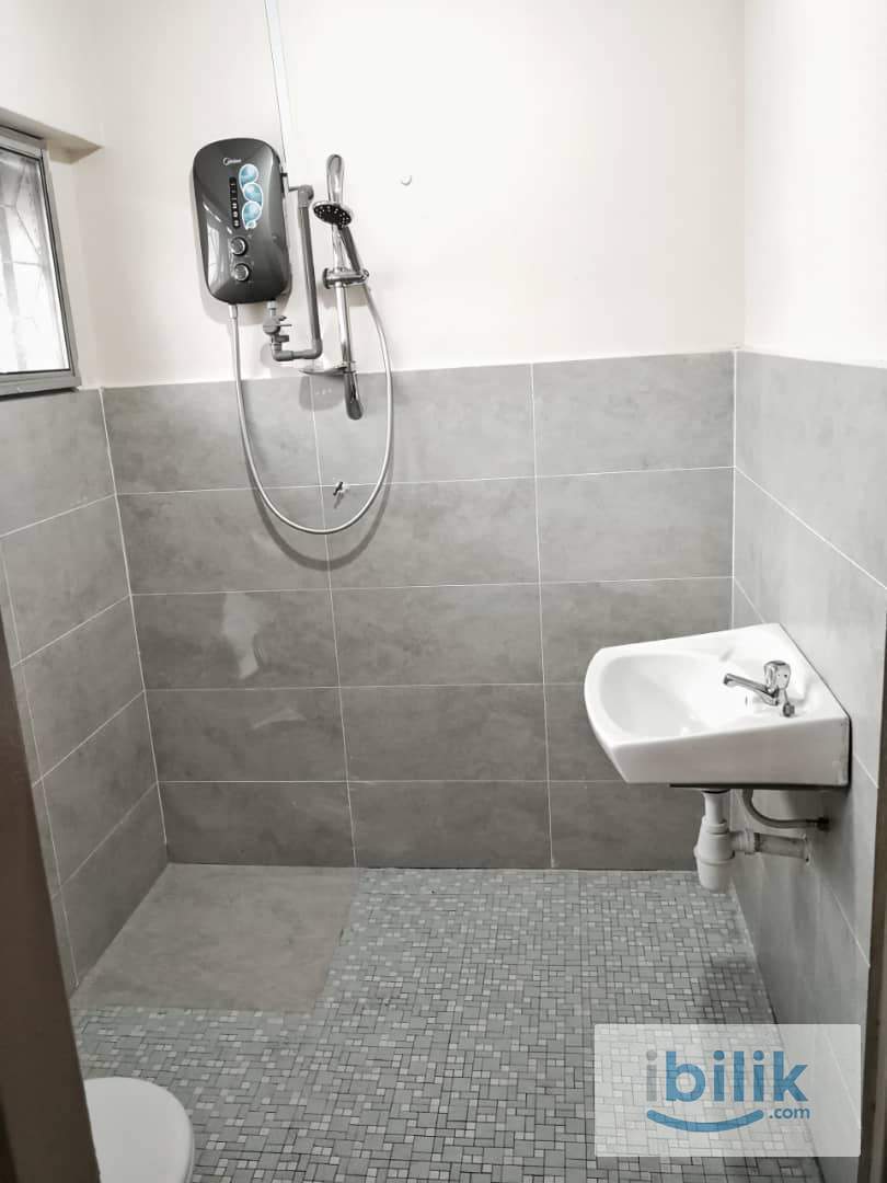 4 MINS TO LRT / COMFY & COZY / FREE UTILITIES / CONVENIENT Middle Room at Taman Paramount, Petaling Jaya - Image 2