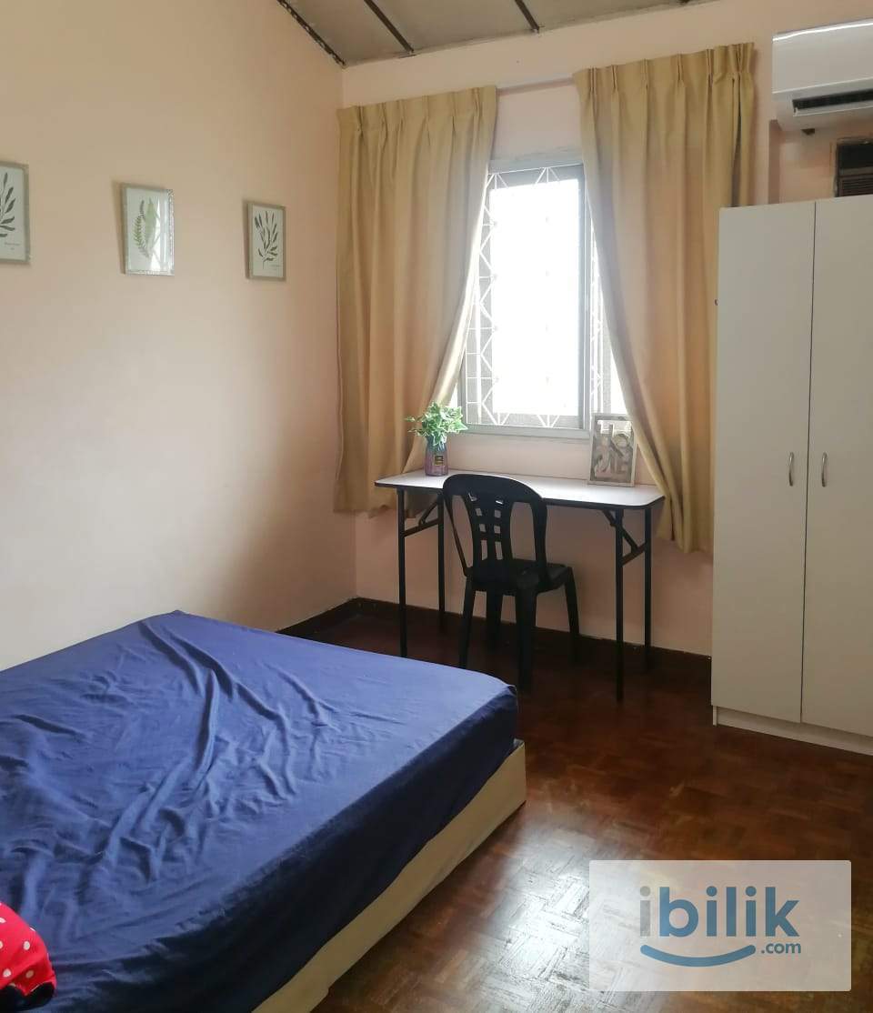 4 MINS TO LRT / COMFY & COZY / FREE UTILITIES / CONVENIENT Middle Room at Taman Paramount, Petaling Jaya - Image 1