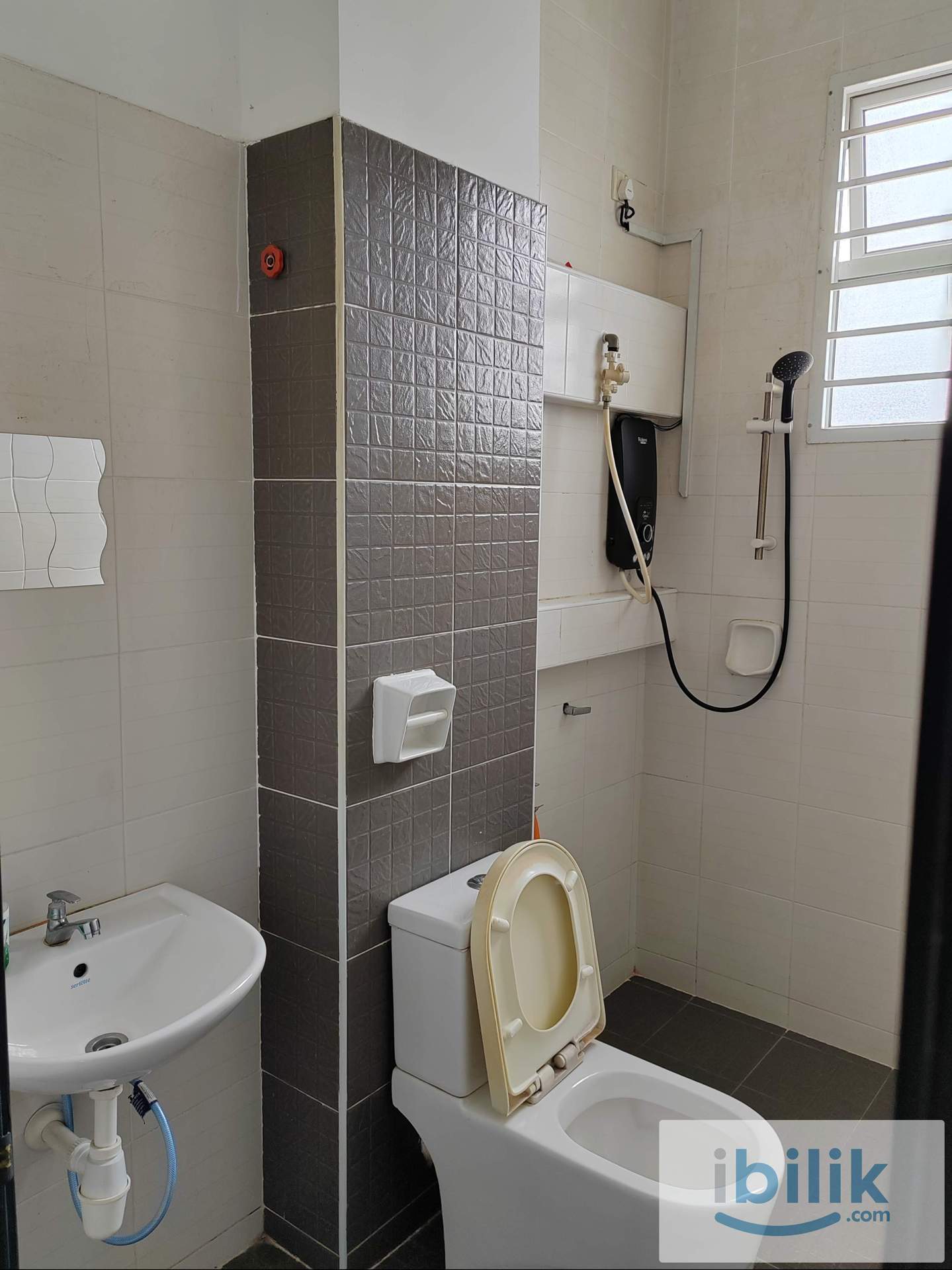 Master Room at Taman Bukit Indah - Image 3