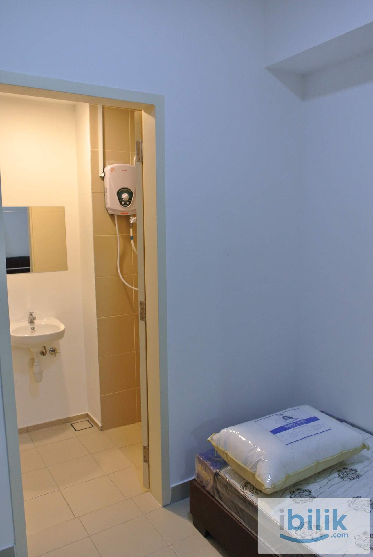 Small room with private bathroom at Windows On The Park - Image 1