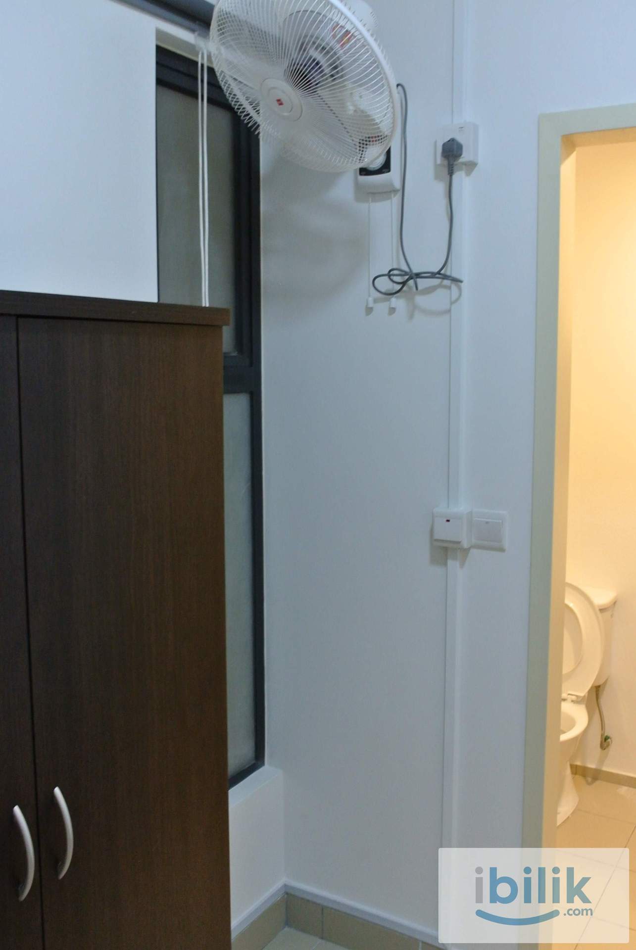 Small room with private bathroom at Windows On The Park - Image 2