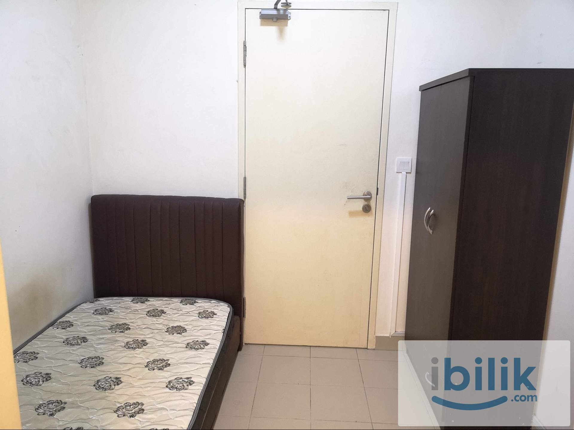 Small room with private bathroom at Windows On The Park - Image 3