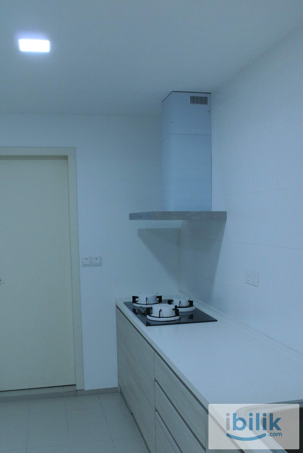 Small room with private bathroom at Windows On The Park - Image 5
