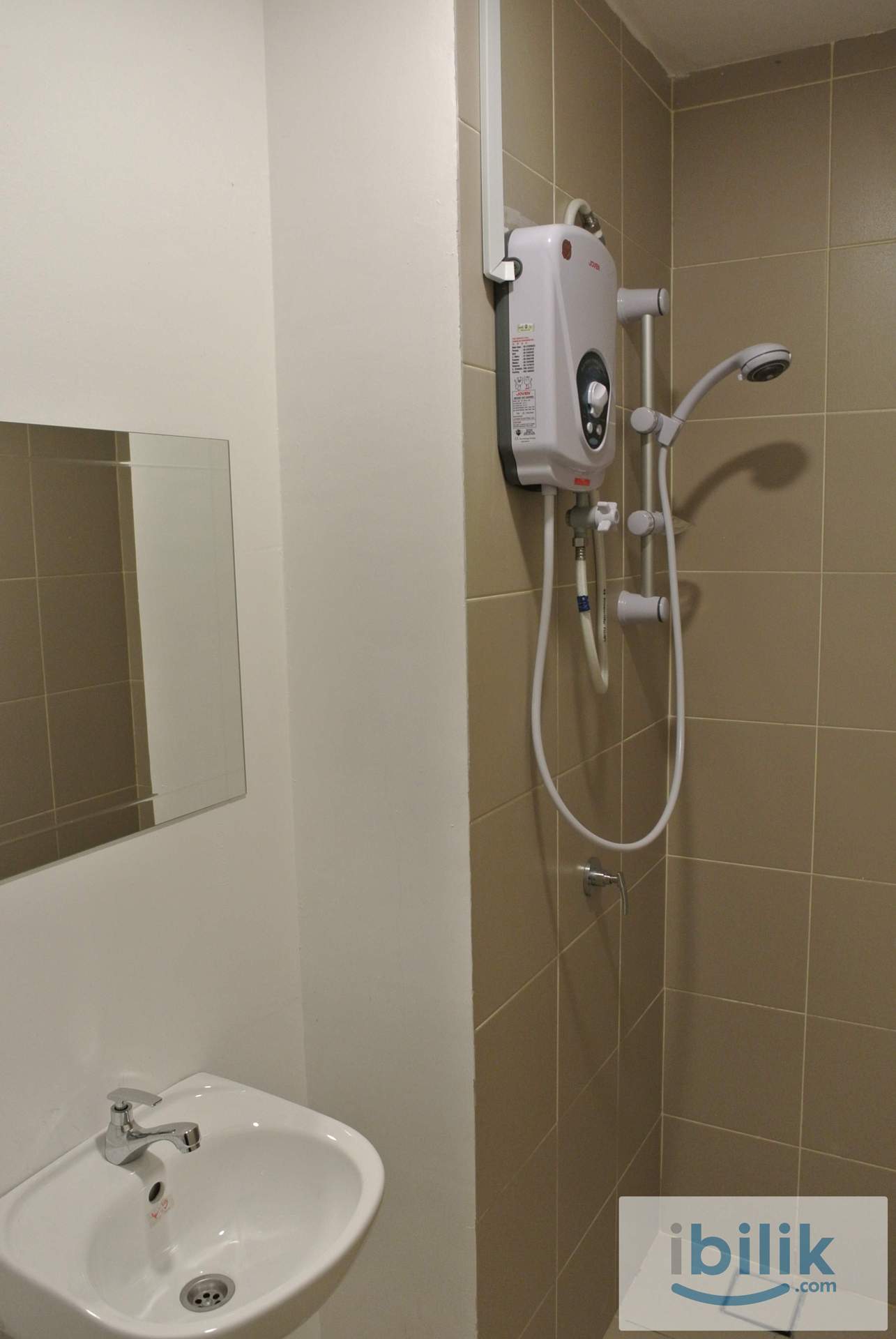 Small room with private bathroom at Windows On The Park - Image 6