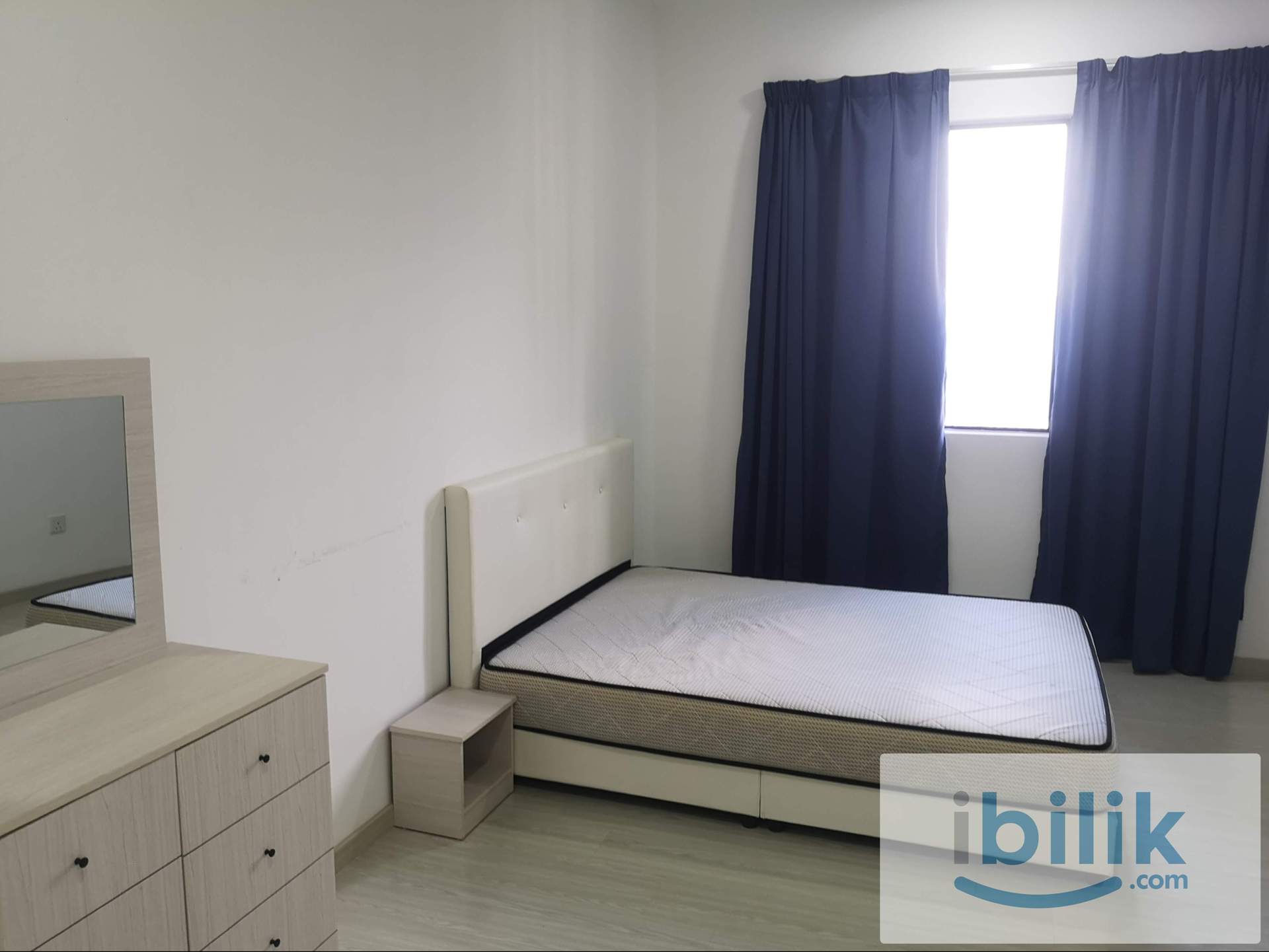 covered-link bridge to LRT, Master room for rent at The Hamilton - Image 1