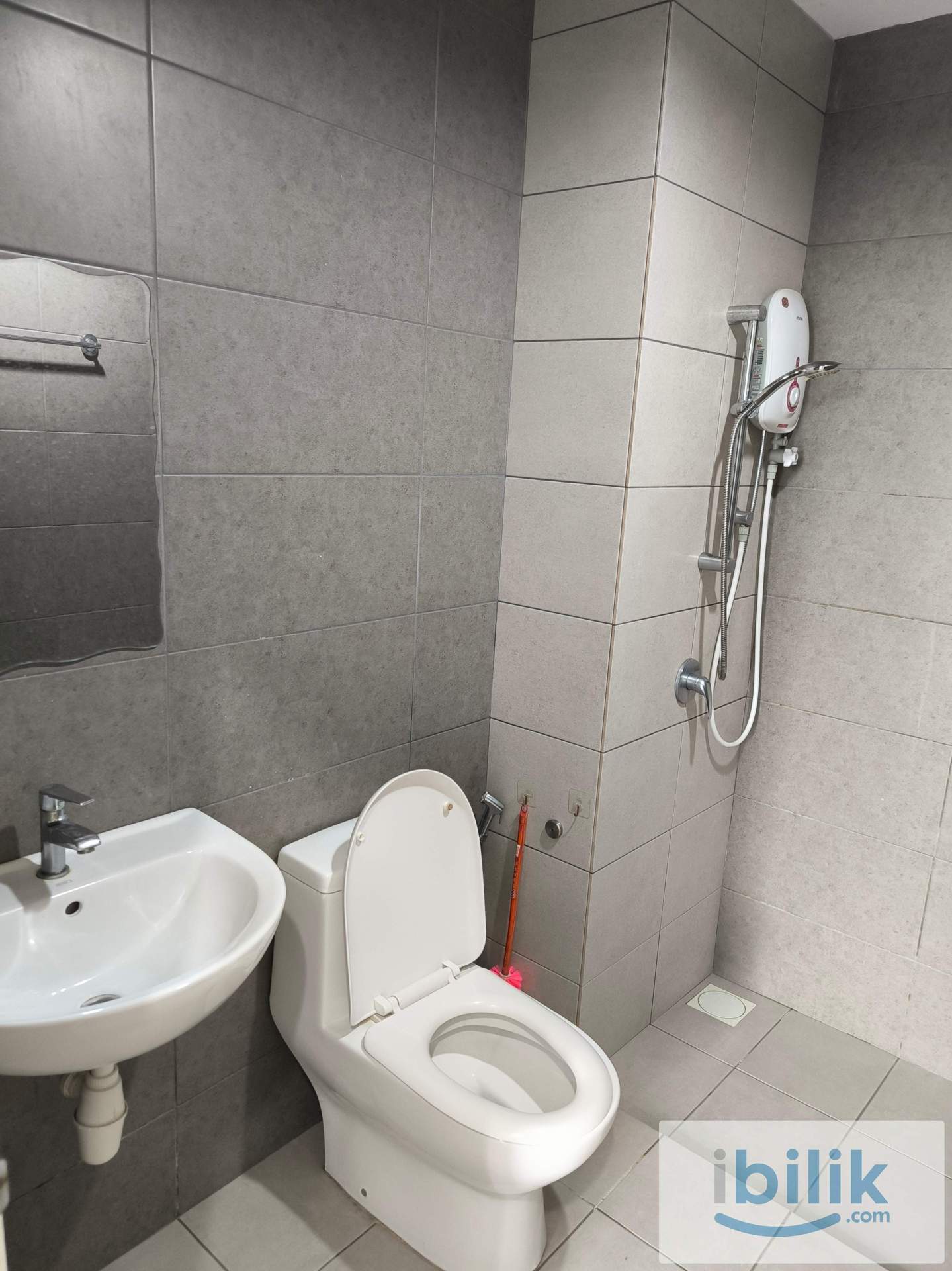 Walk to LRT, small room for rent @ Casa Green Bukit Jalil - Image 4