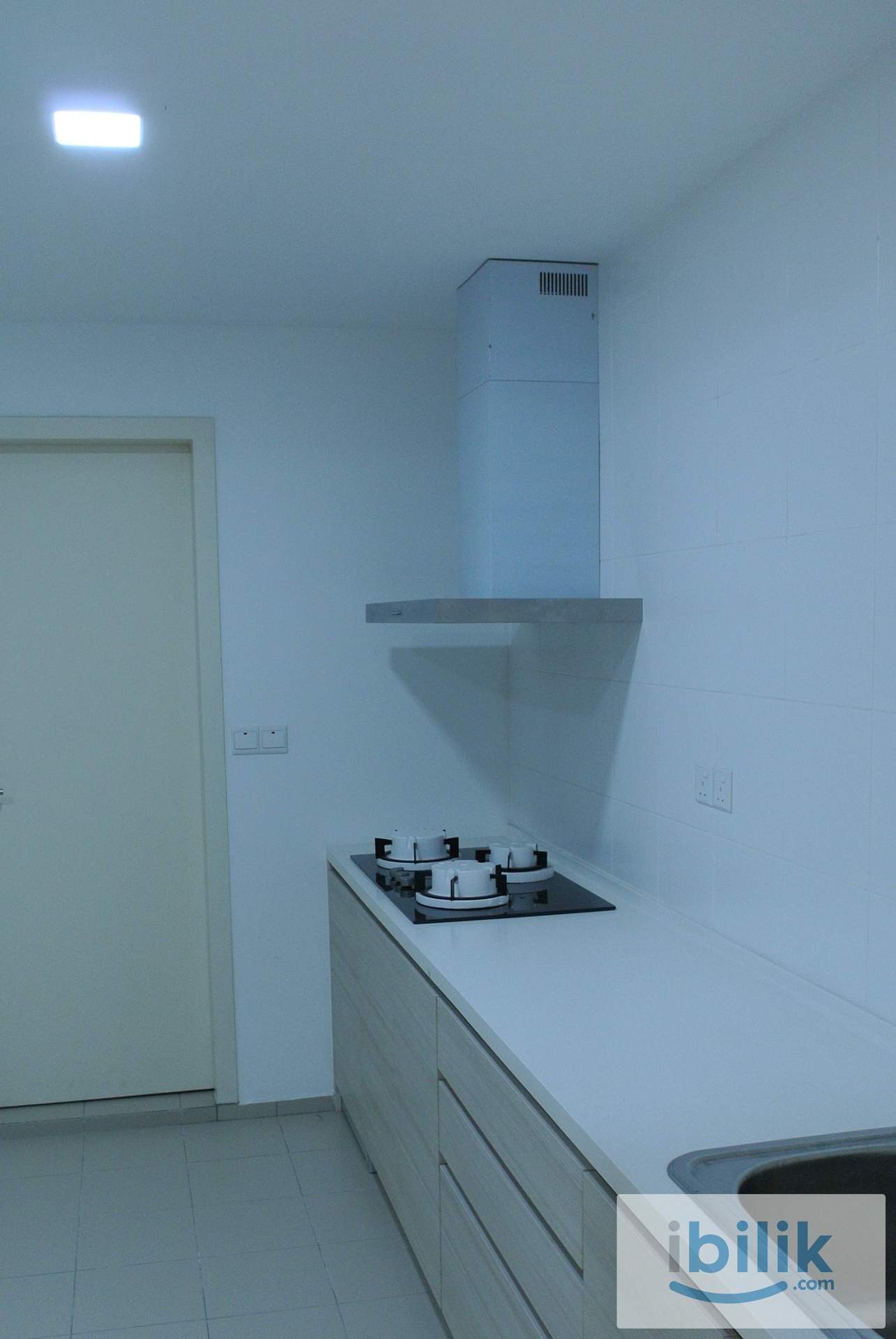 Small room with private bathroom for rent at Windows On The Park - Image 5