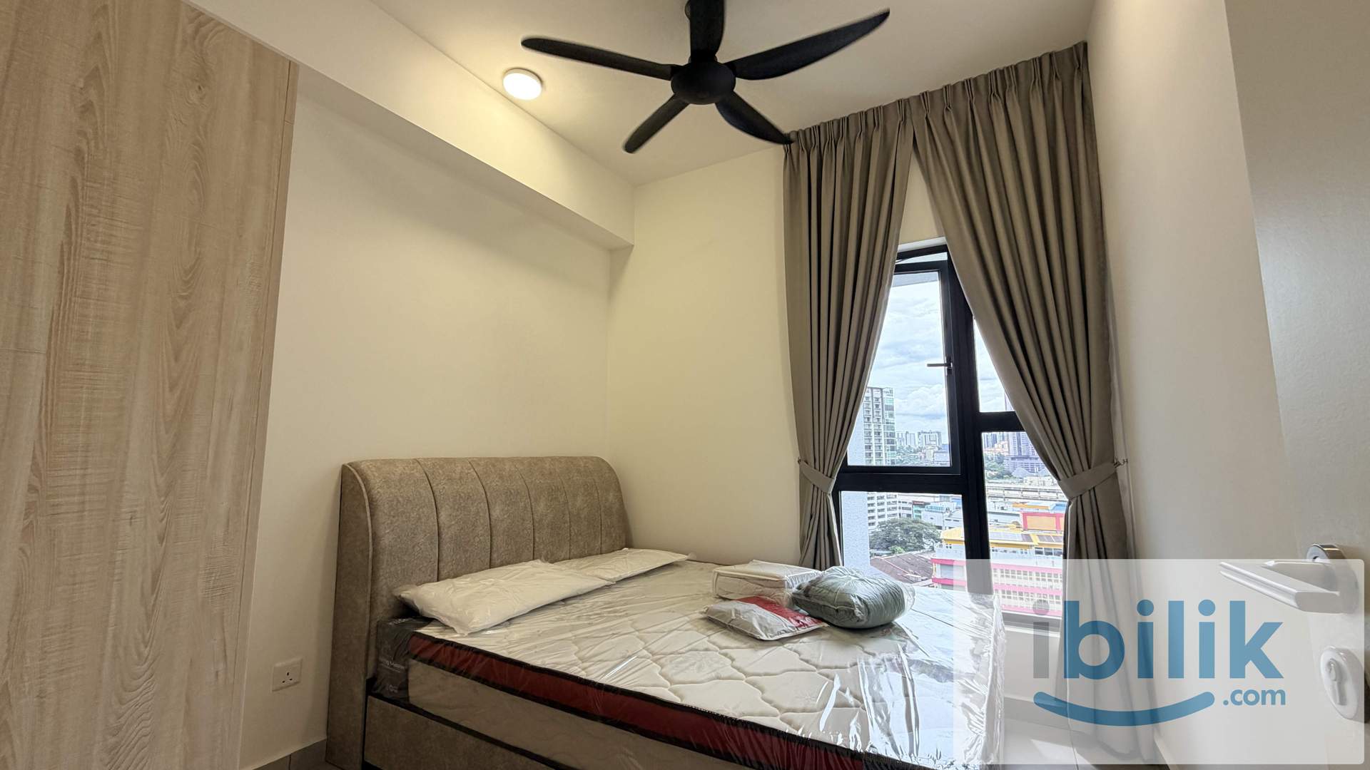 Middle Room - Image 7