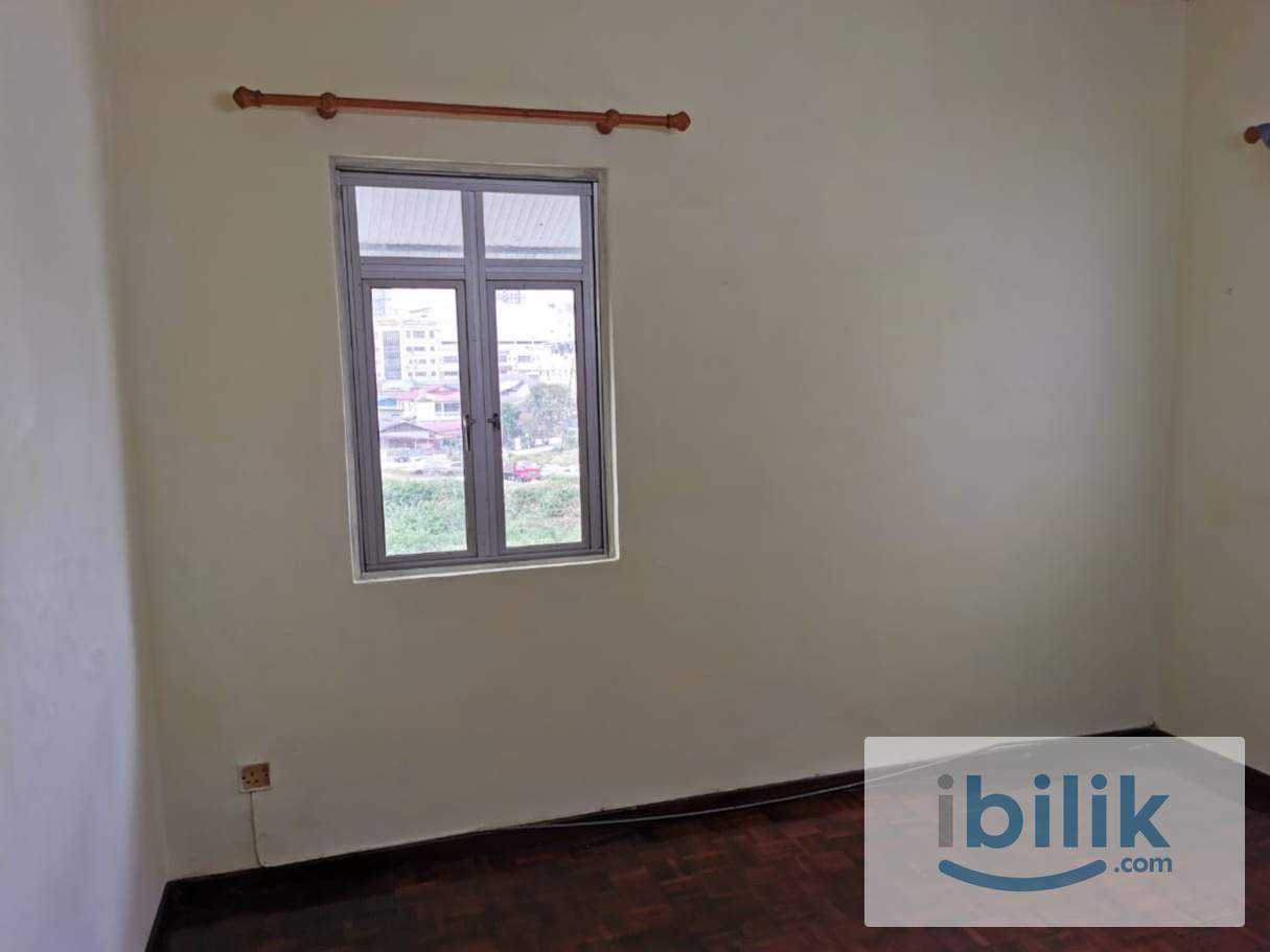 Middle room for rent - Image 1
