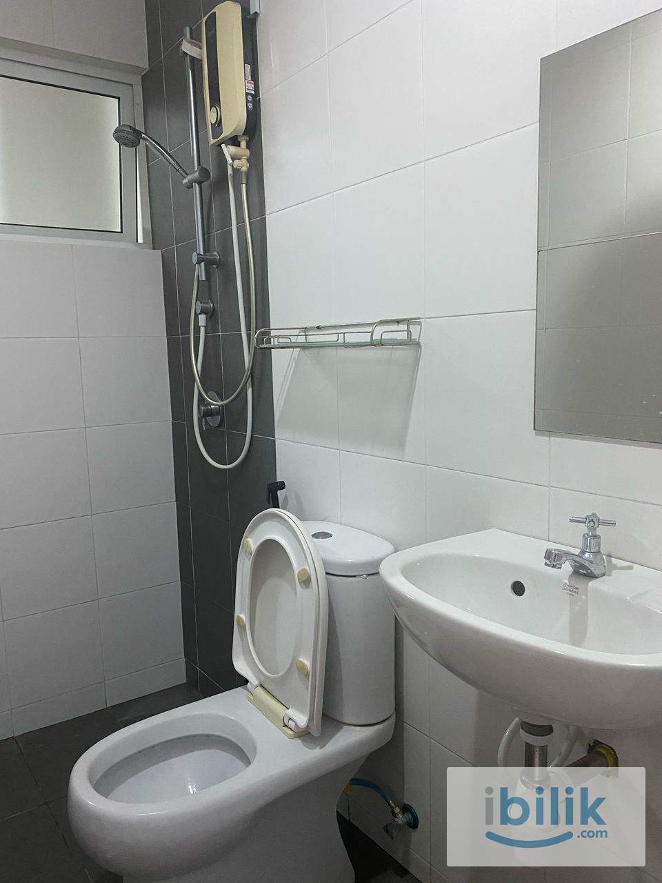 PACIFIC PLACE SINGLE FEMALE ROOM FULLY FURNISHED LRT STATION  - Image 3
