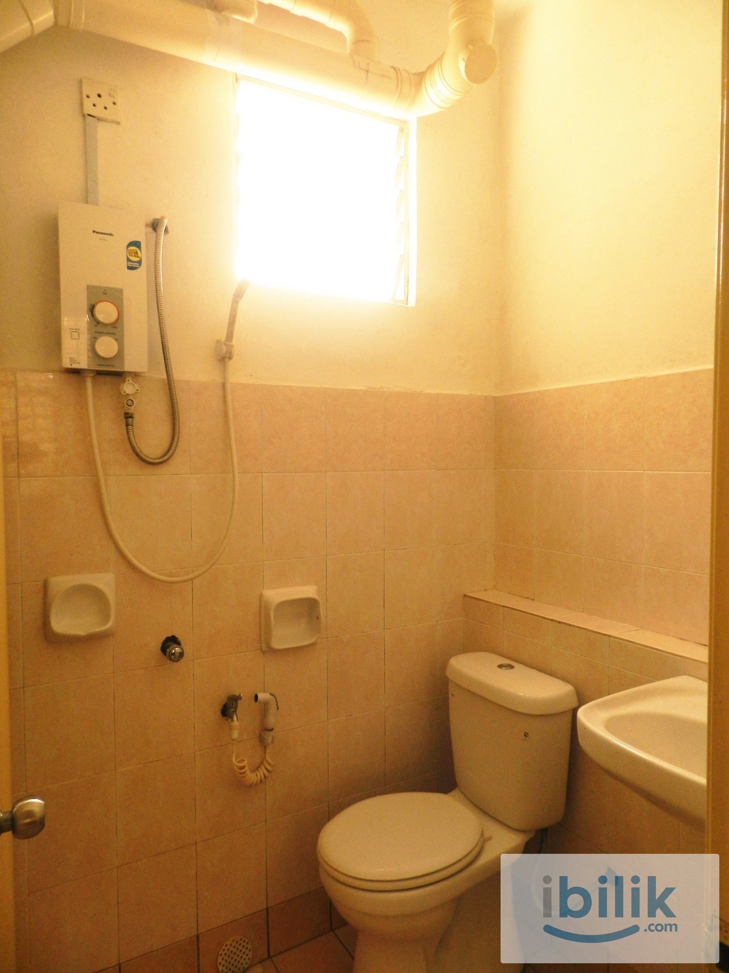 Female Unit Big Medium Room @ Taylor Walk 5 minutes - Image 1