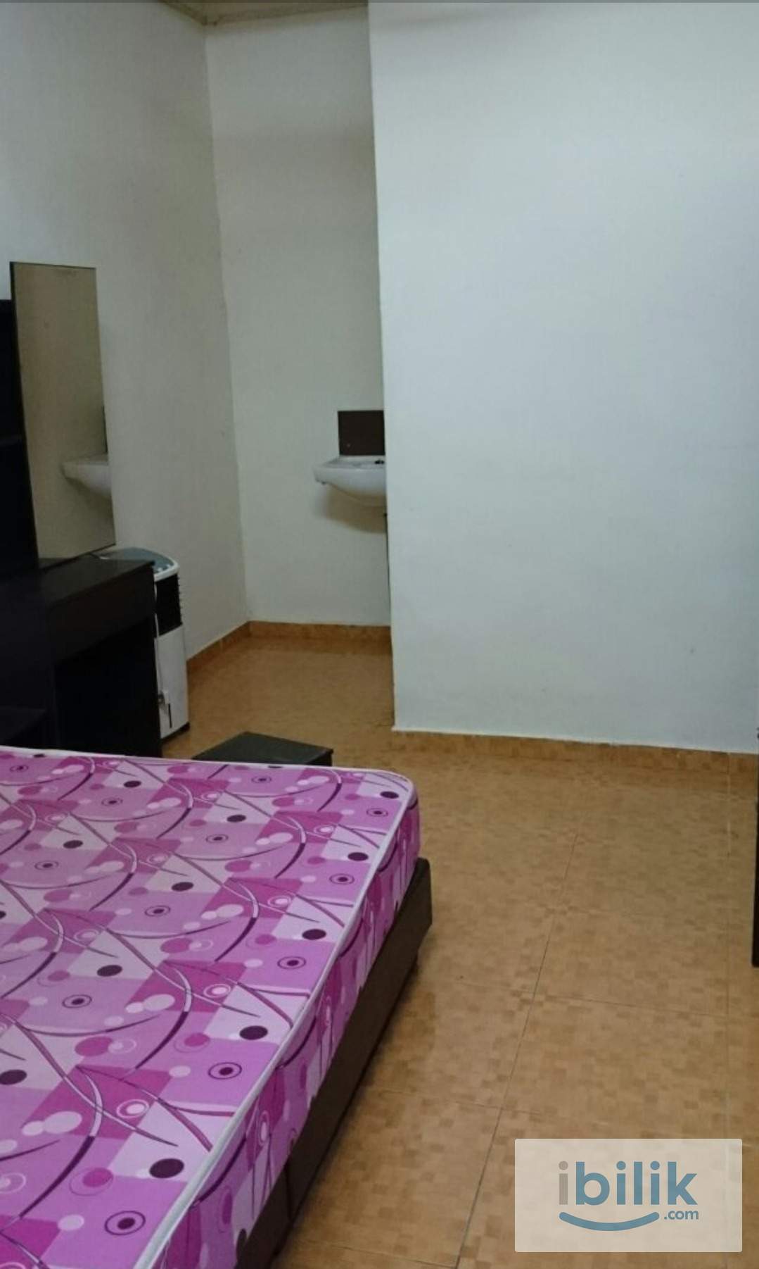 Master room in Bukit Indah (walking distance to bus stop CW3 to Tuas)  - Image 1