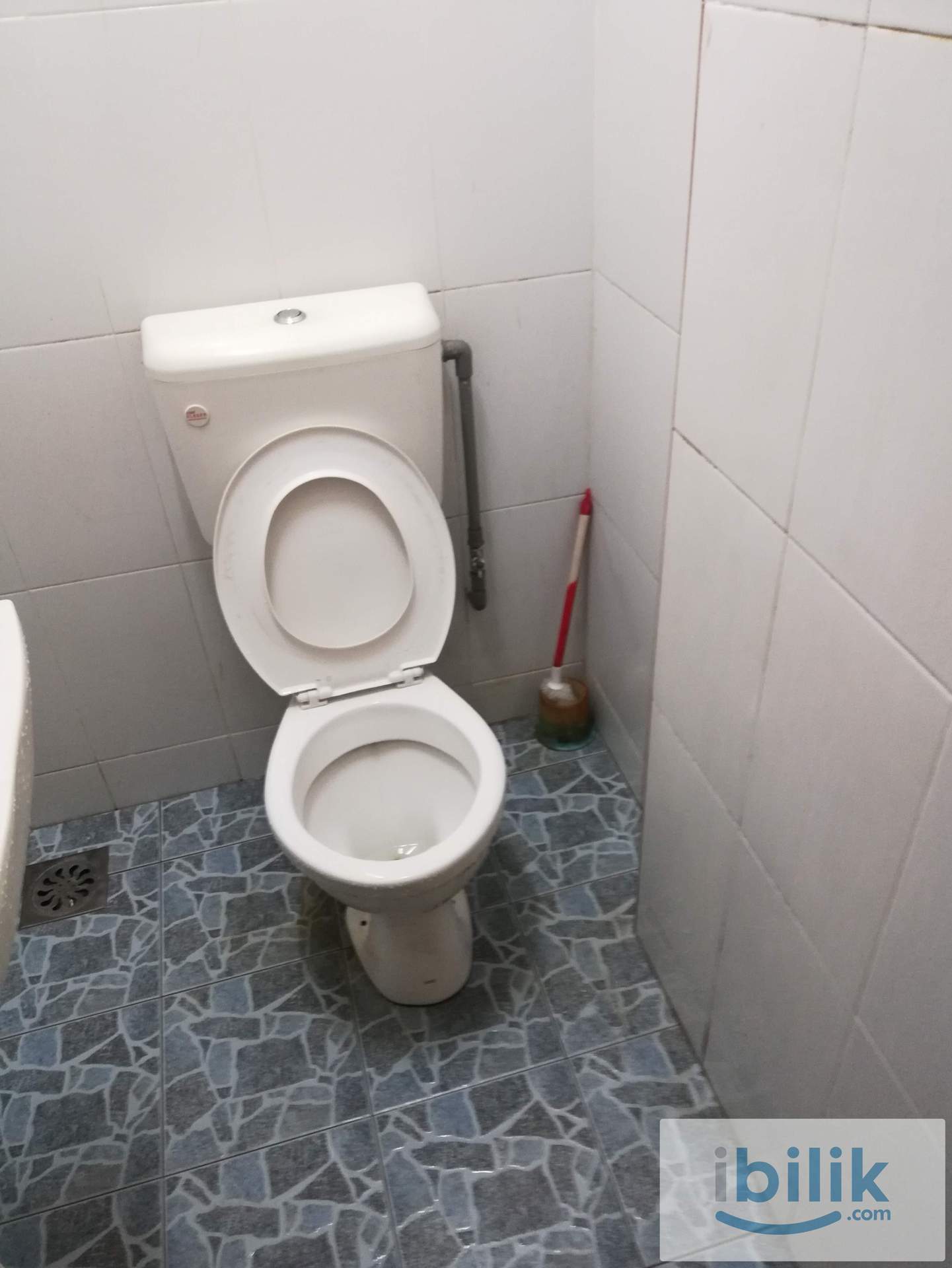 Master room in Bukit Indah (walking distance to bus stop CW3 to Tuas)  - Image 3