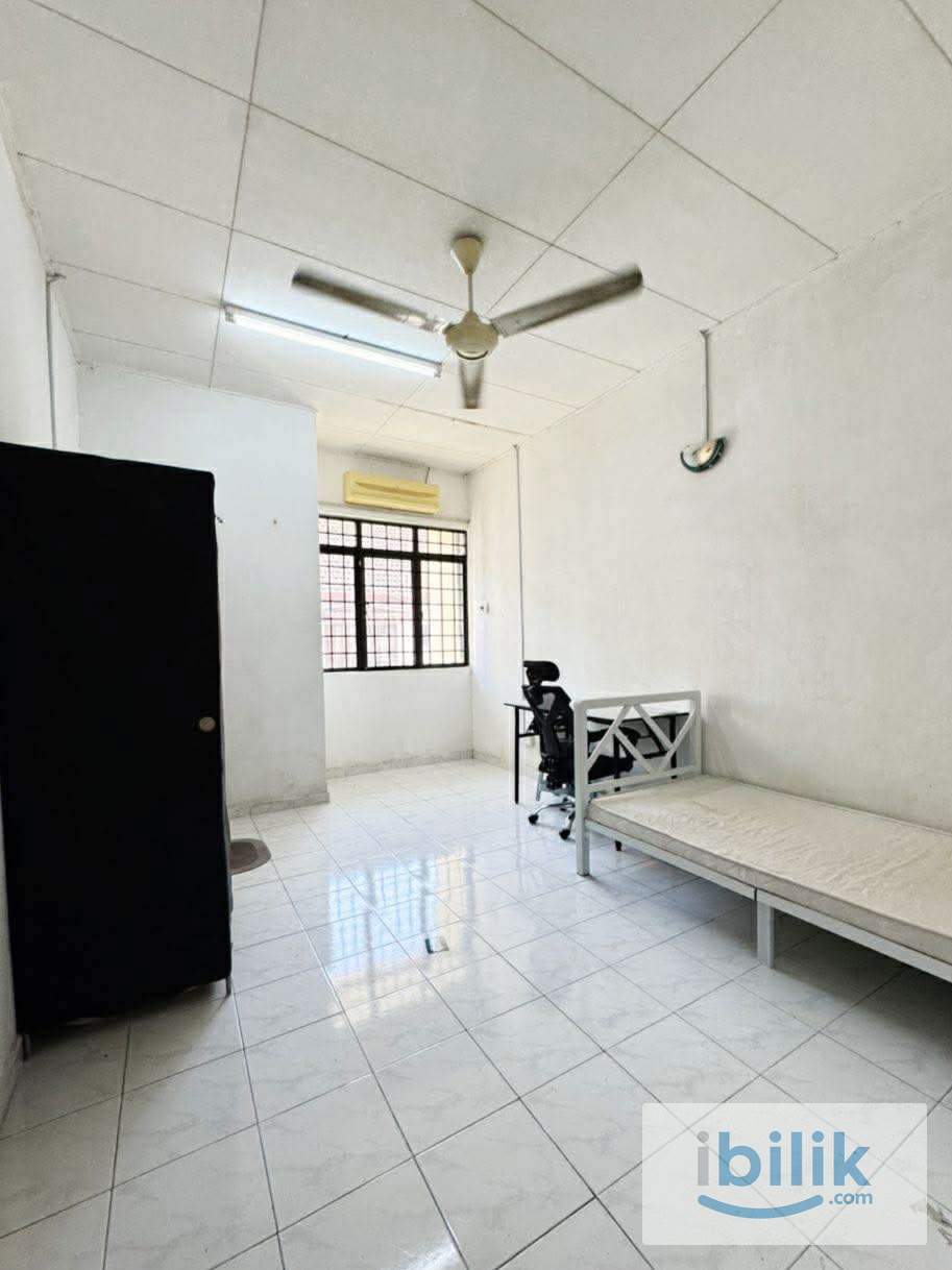 Middle Room to let at Desa Kiara, TTDI near MRT station - Image 1