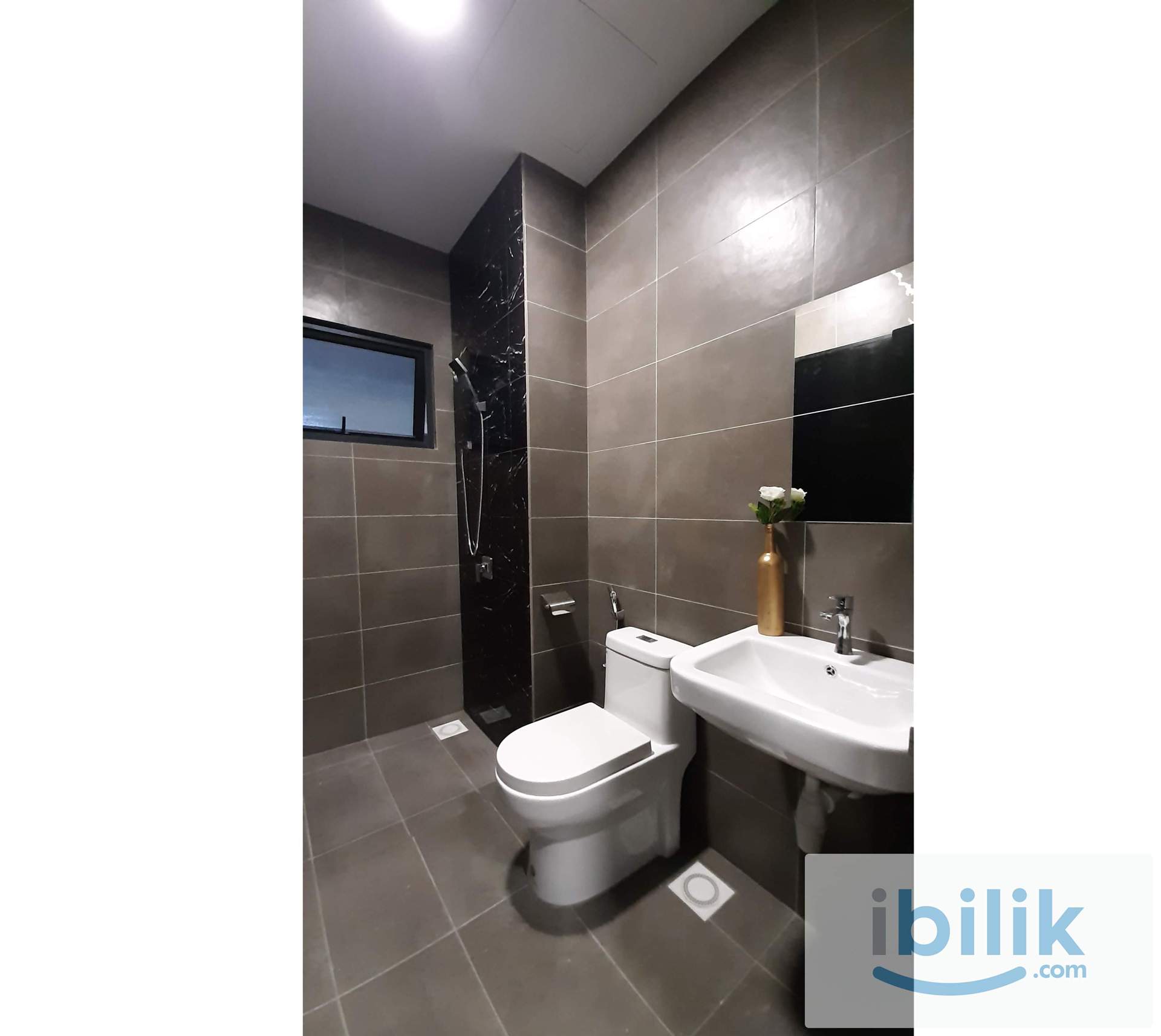 Designer suite Master Bedroom with attached bath & Aircond - Image 3