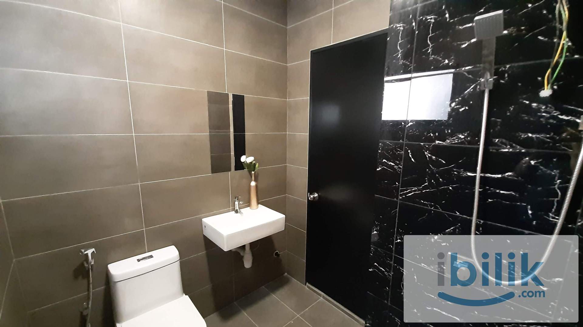 Designer suite with attached bath & Aircond - Image 2