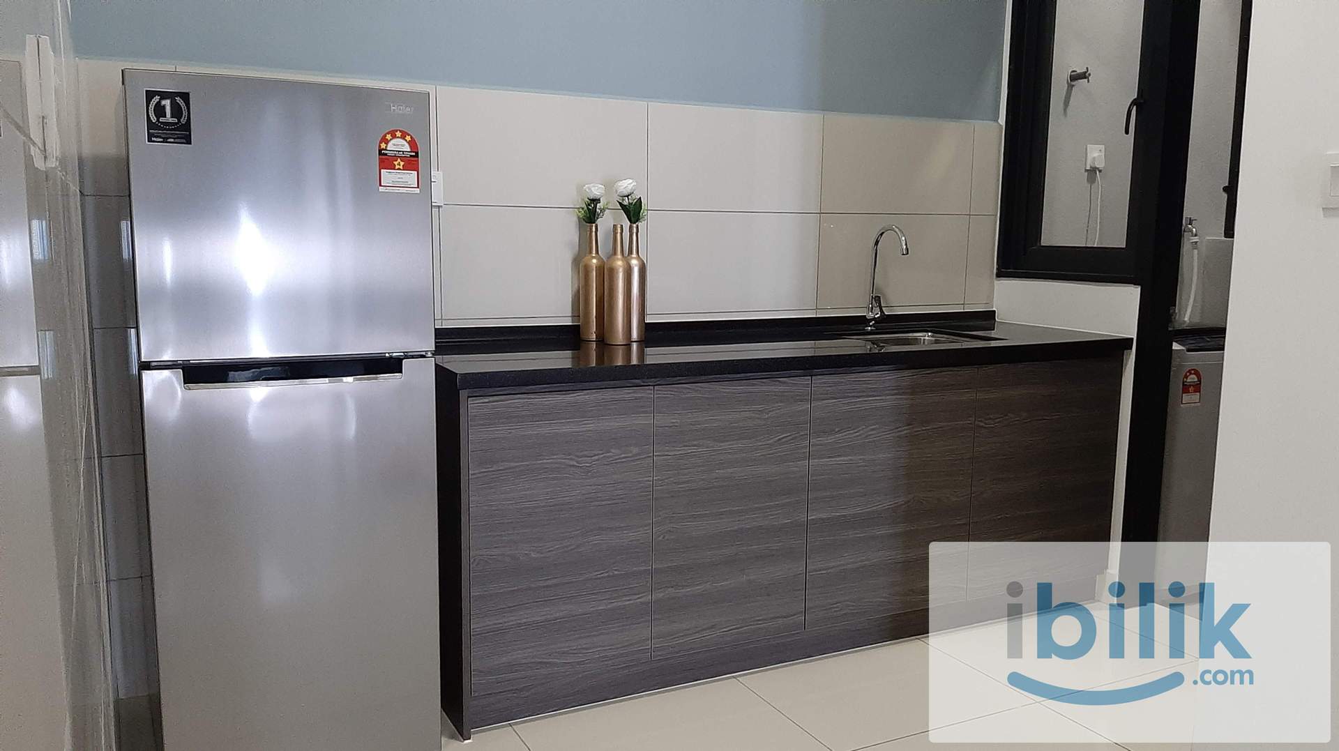Designer suite with attached bath & Aircond - Image 3