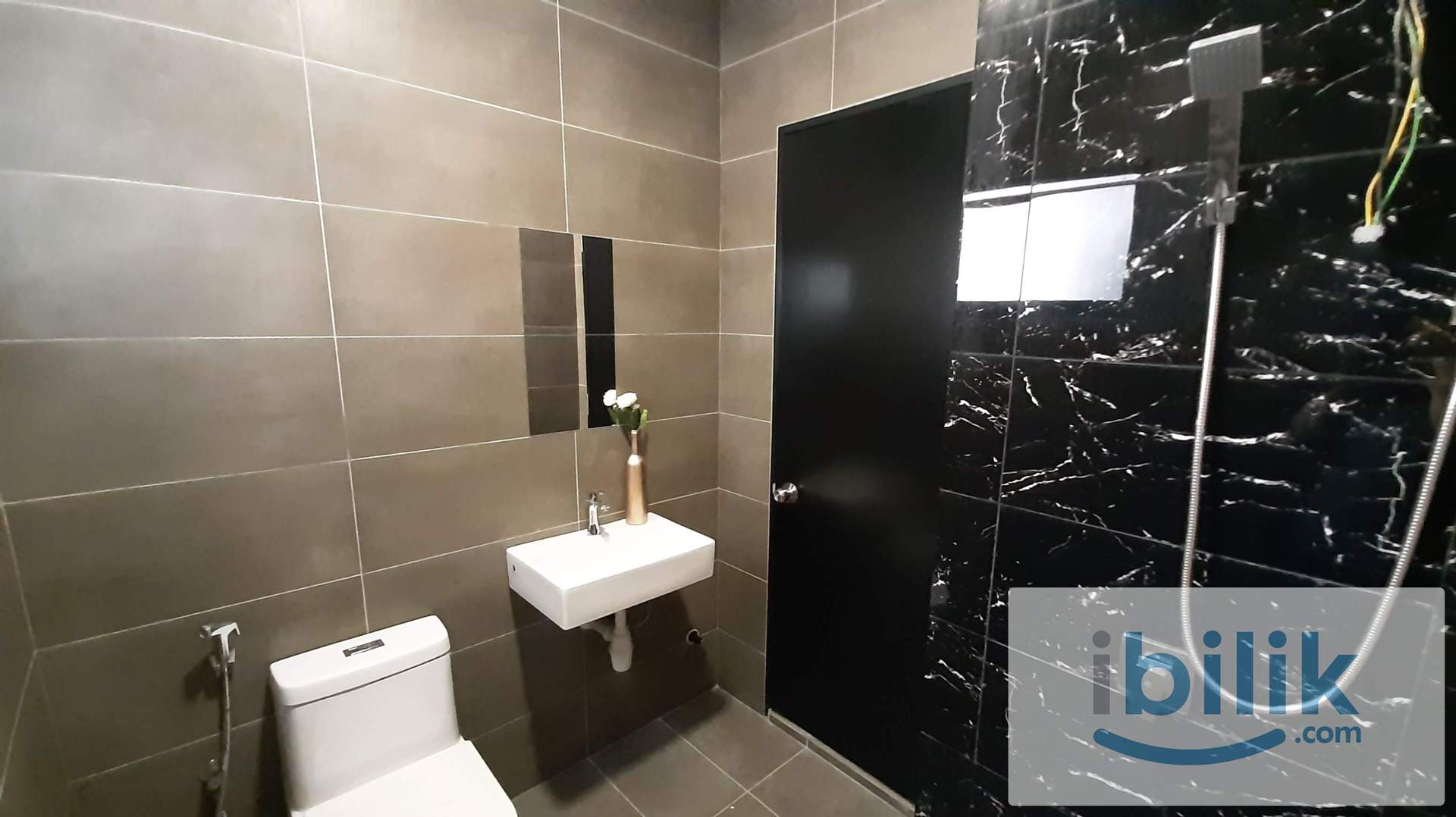Designer suite Master Bedroom with attached bath & Aircond - Image 2