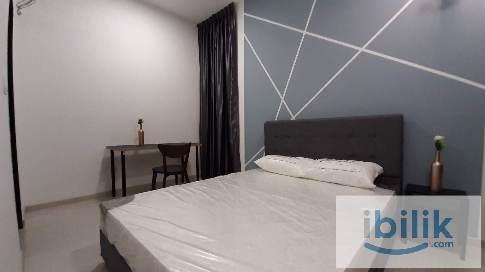 Designer suite medium Bedroom with Aircond - Image 1