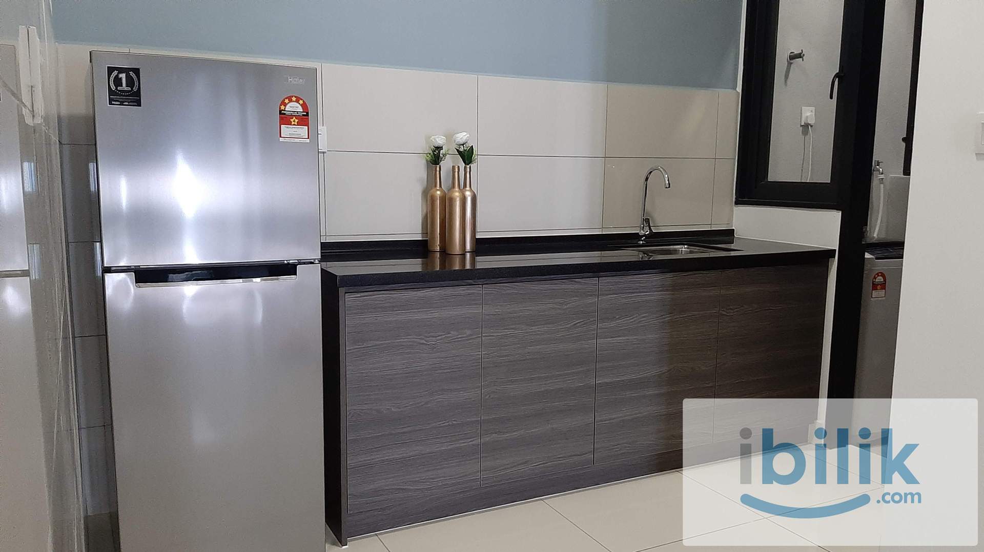 Designer suite Medium Bedroom with Balcony & Aircond - Image 3