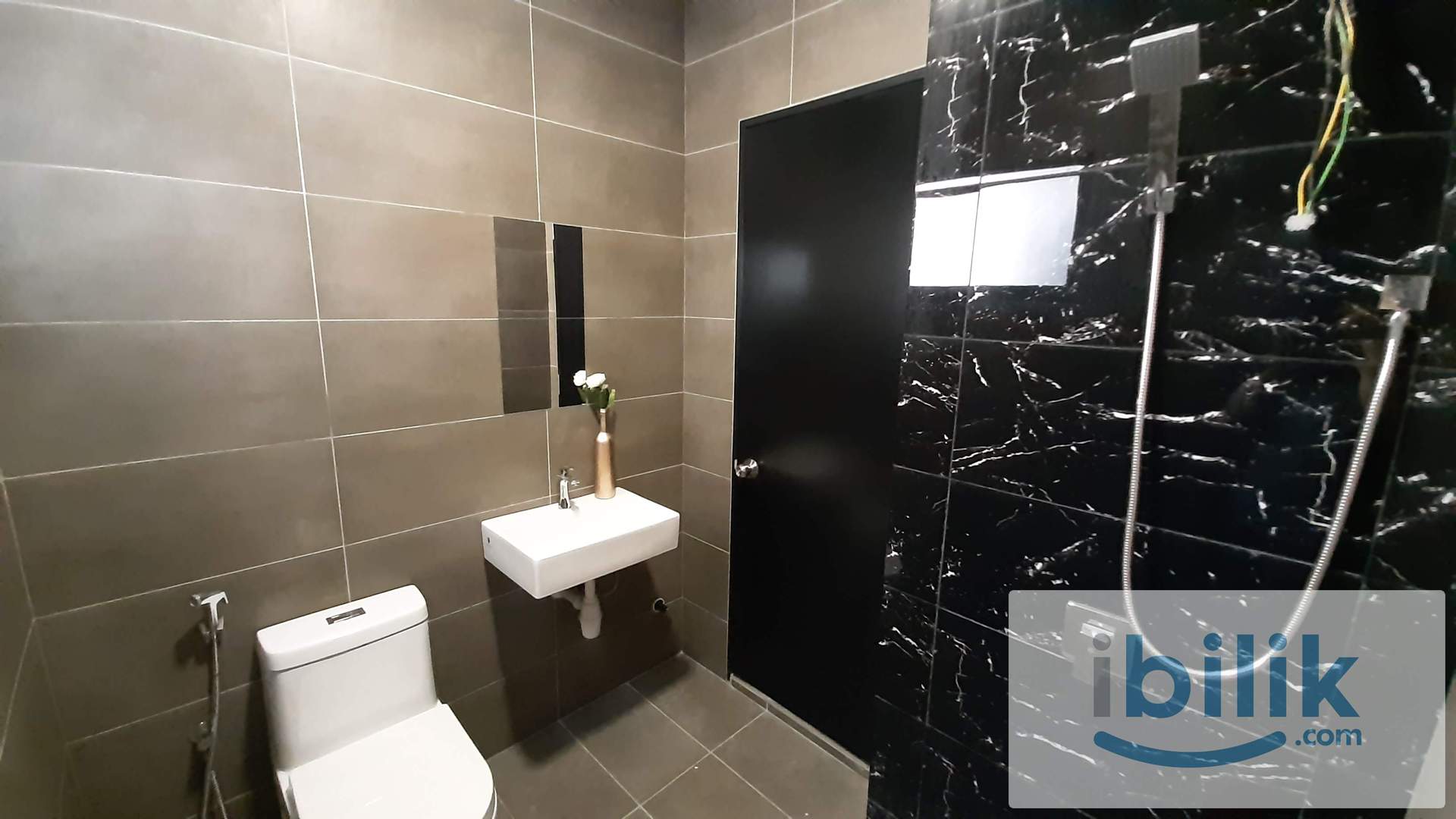 Designer suite Master Bedroom with attached bath & Aircond - Image 3