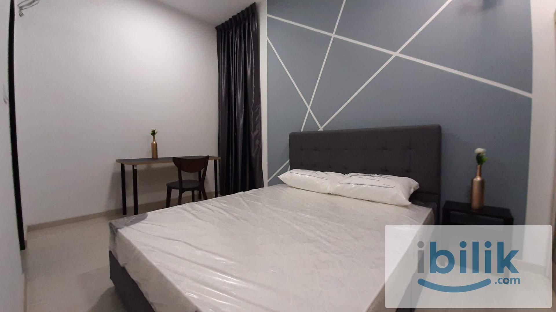 Designer suite Medium Bedroom with Balcony & Aircond - Image 1