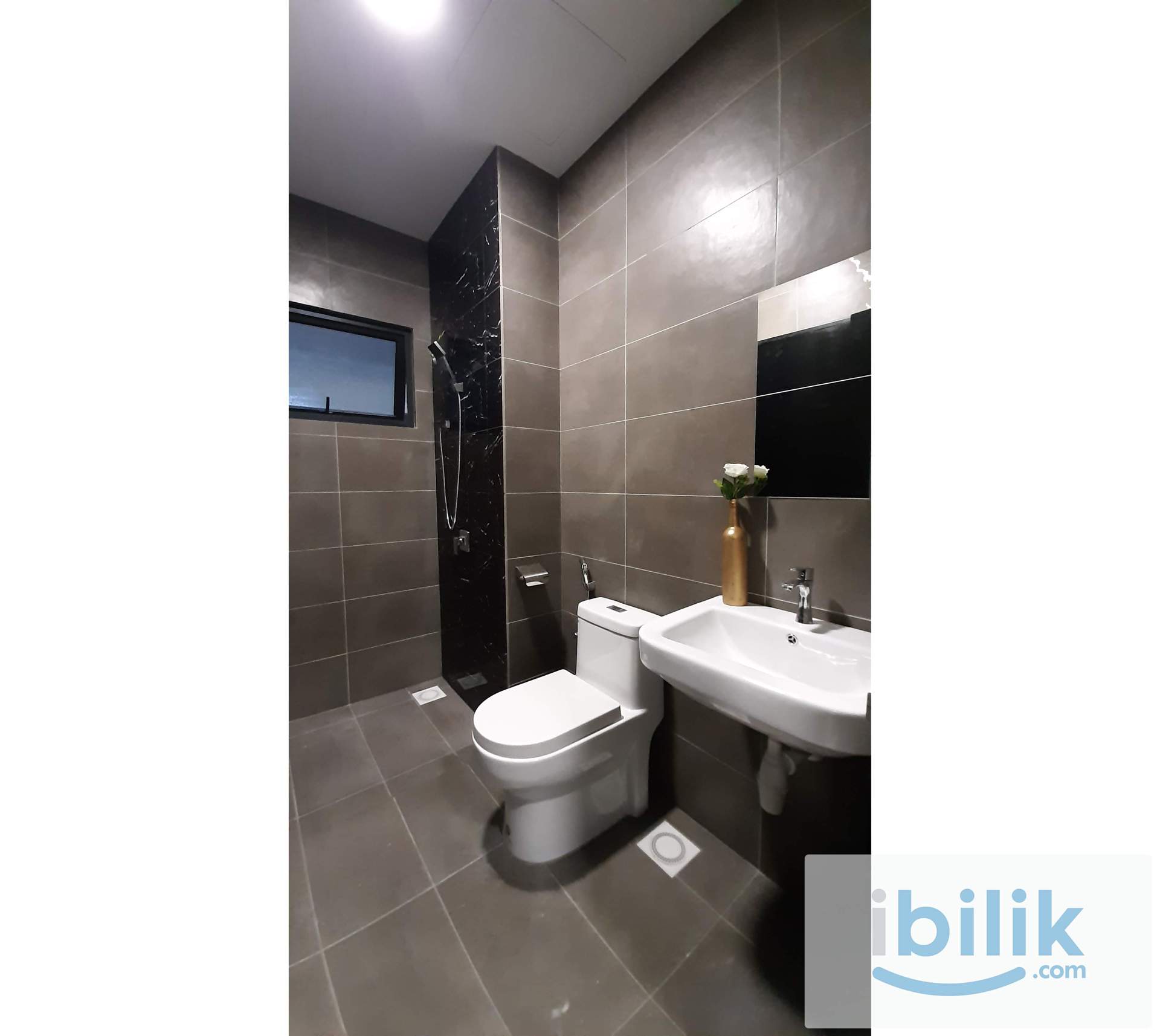 Designer suite Medium Bedroom with Balcony & Aircond - Image 2