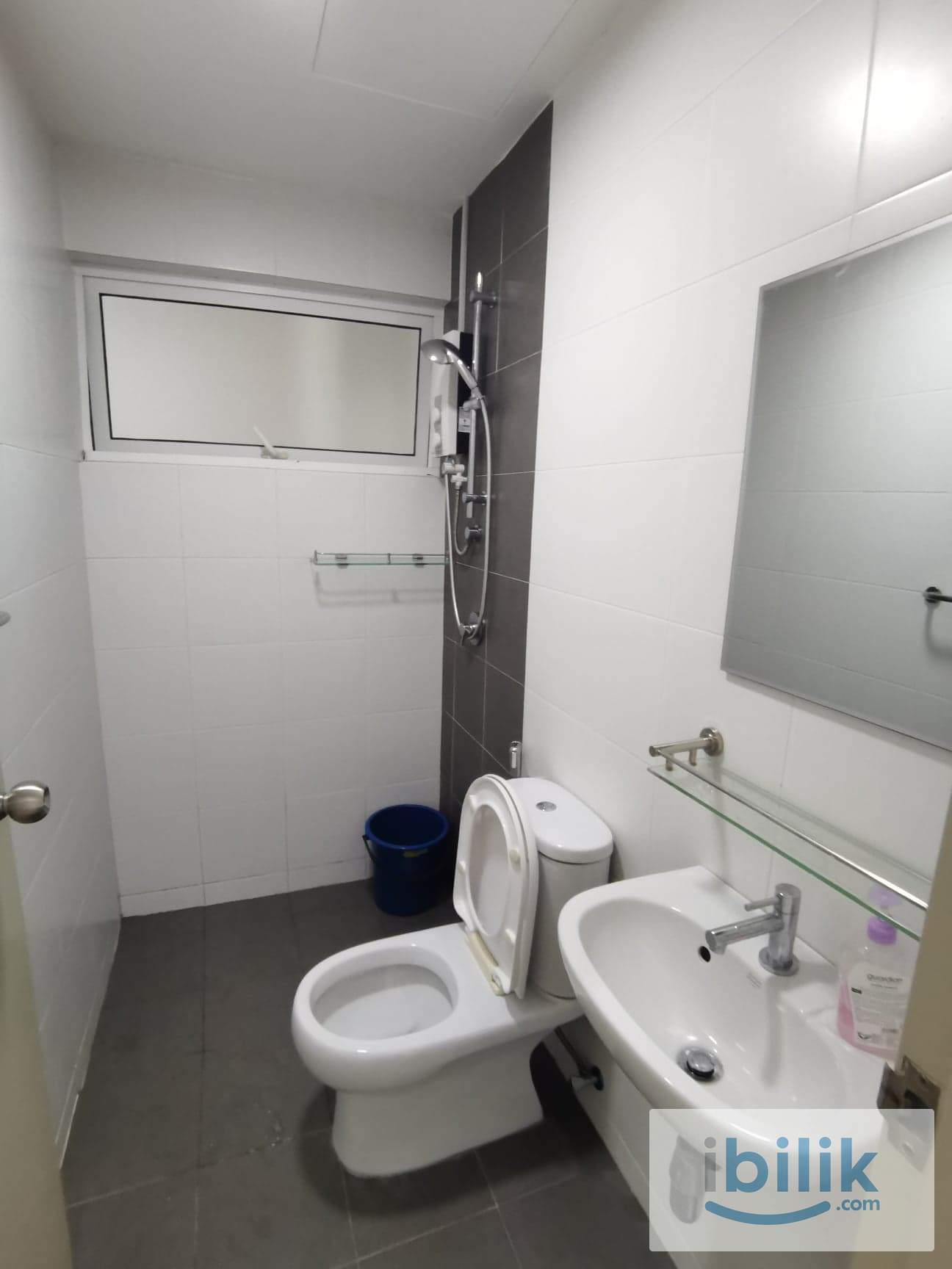 NEXT TO LRT🚉 MEDIUM BEDROOM. AVAILABLE NOW - Image 4
