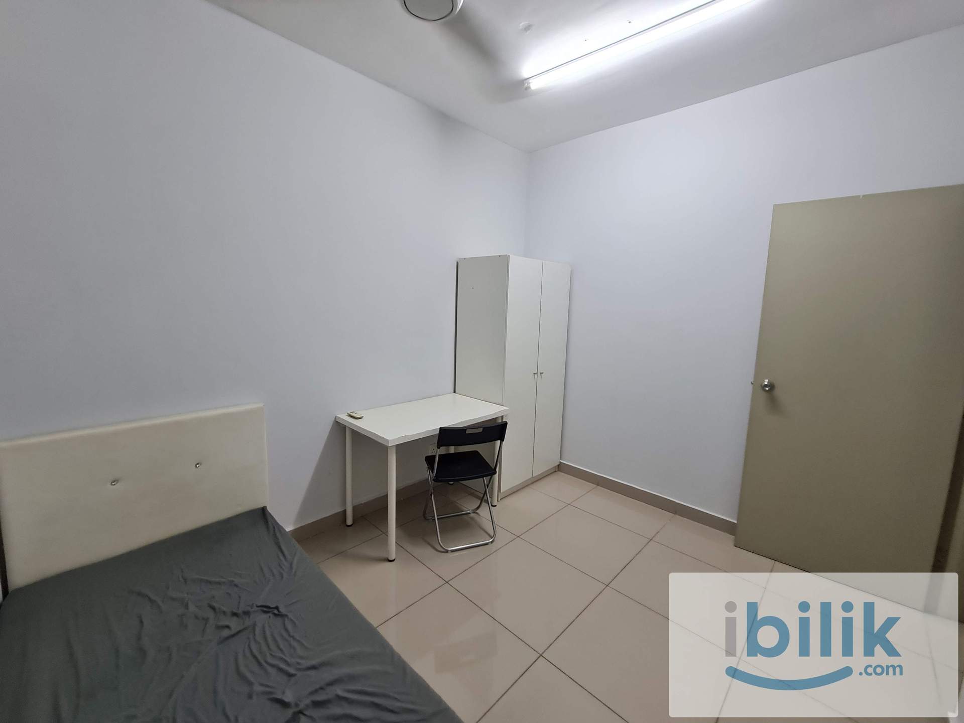 Medium bedroom. 2 Person share 1 bathroom.  - Image 2