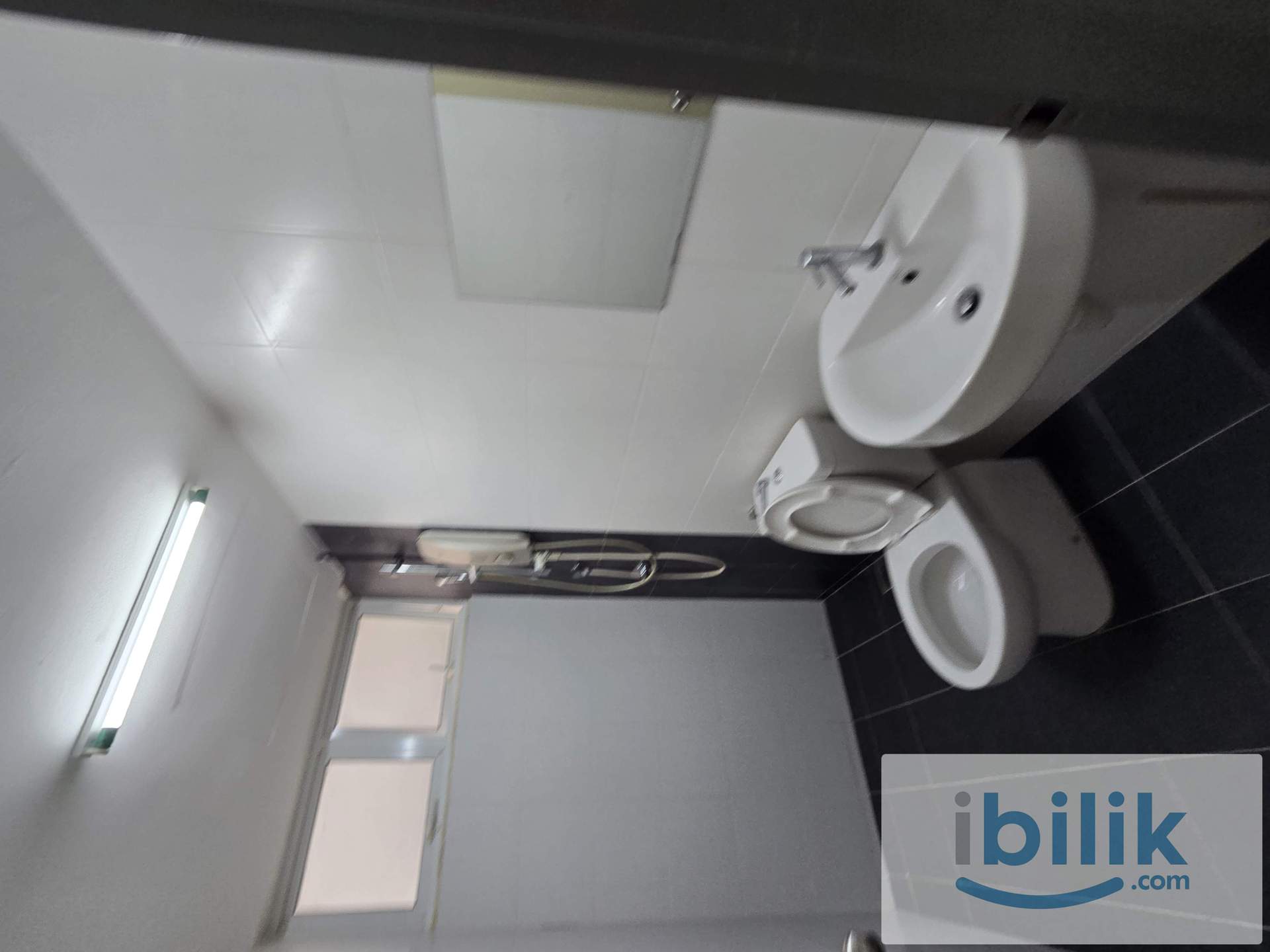 NEAREST BLOCK TO LRT, MEDIUM BEDROM, AVAILABLE NOW - Image 4