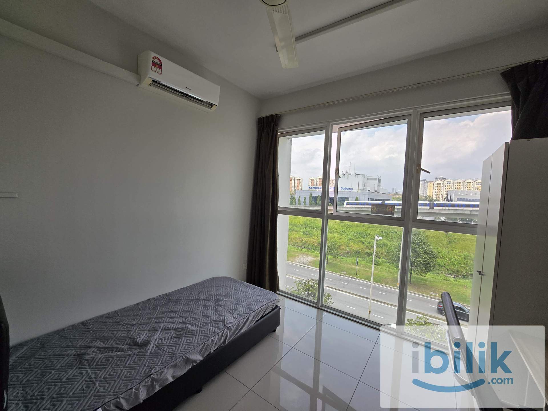⭐FEMALE UNIT⭐, BID WINDOW MEDIUM BEDROM, AVAILABLE NOW - Image 1