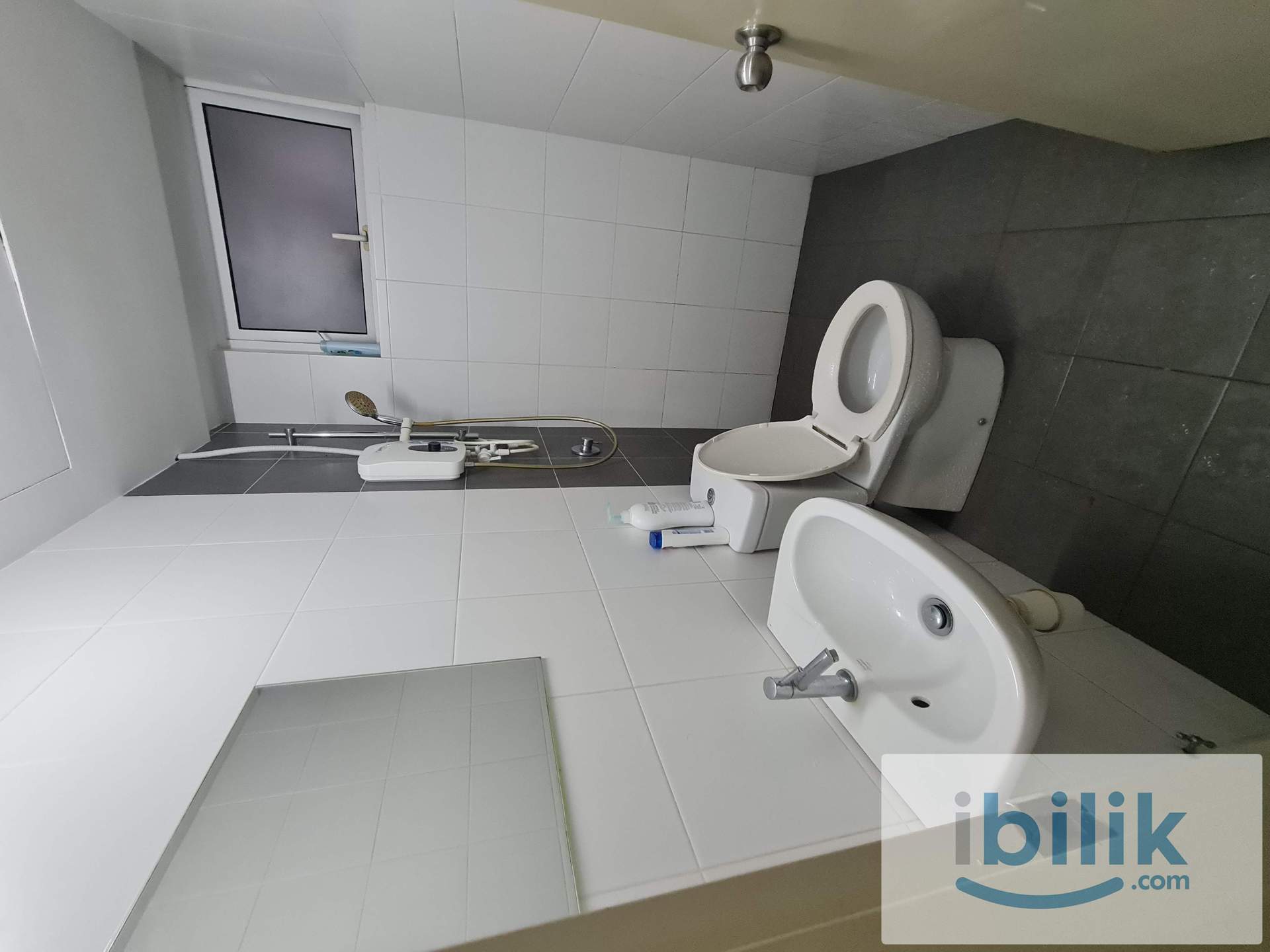 ⭐FEMALE UNIT⭐, BID WINDOW MEDIUM BEDROM, AVAILABLE NOW - Image 5