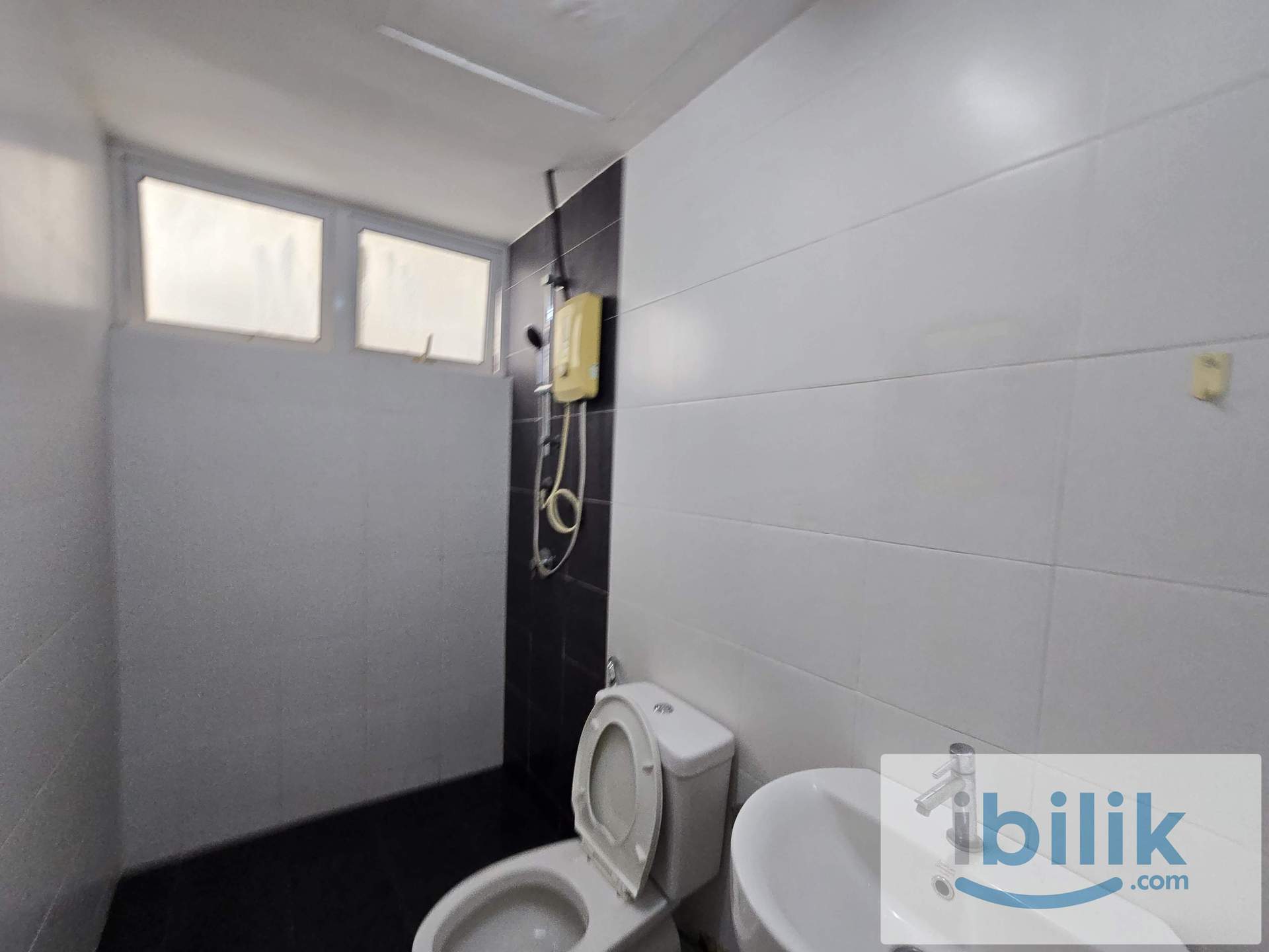 NEXT TO LRT🚉 FEMALE UNIT MASTER BEDROOM. AVAILABLE NOW - Image 4