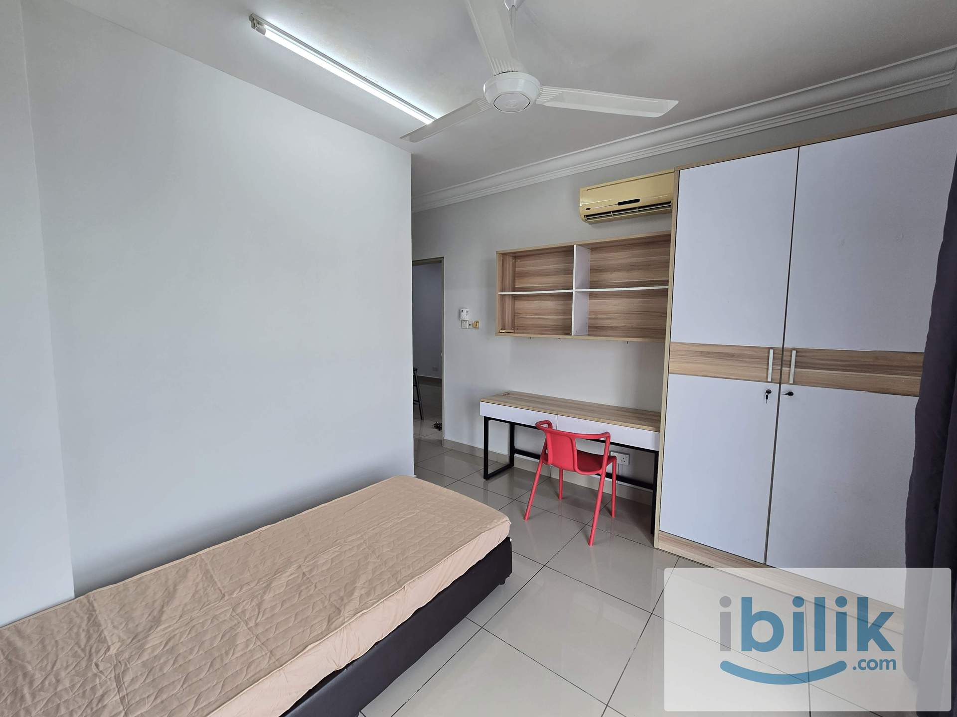 NEXT TO LRT🚉 FEMALE UNIT MASTER BEDROOM. AVAILABLE NOW - Image 3