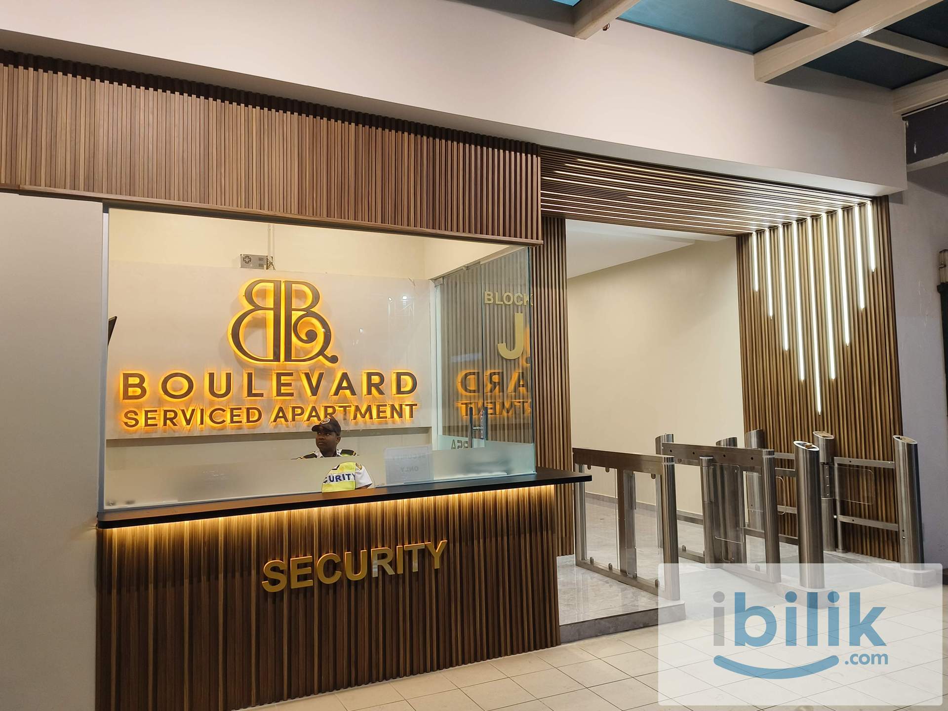 Fully Furnished Aircon Middle Room with Car Park at Boulevard Serviced Apartment - Image 1