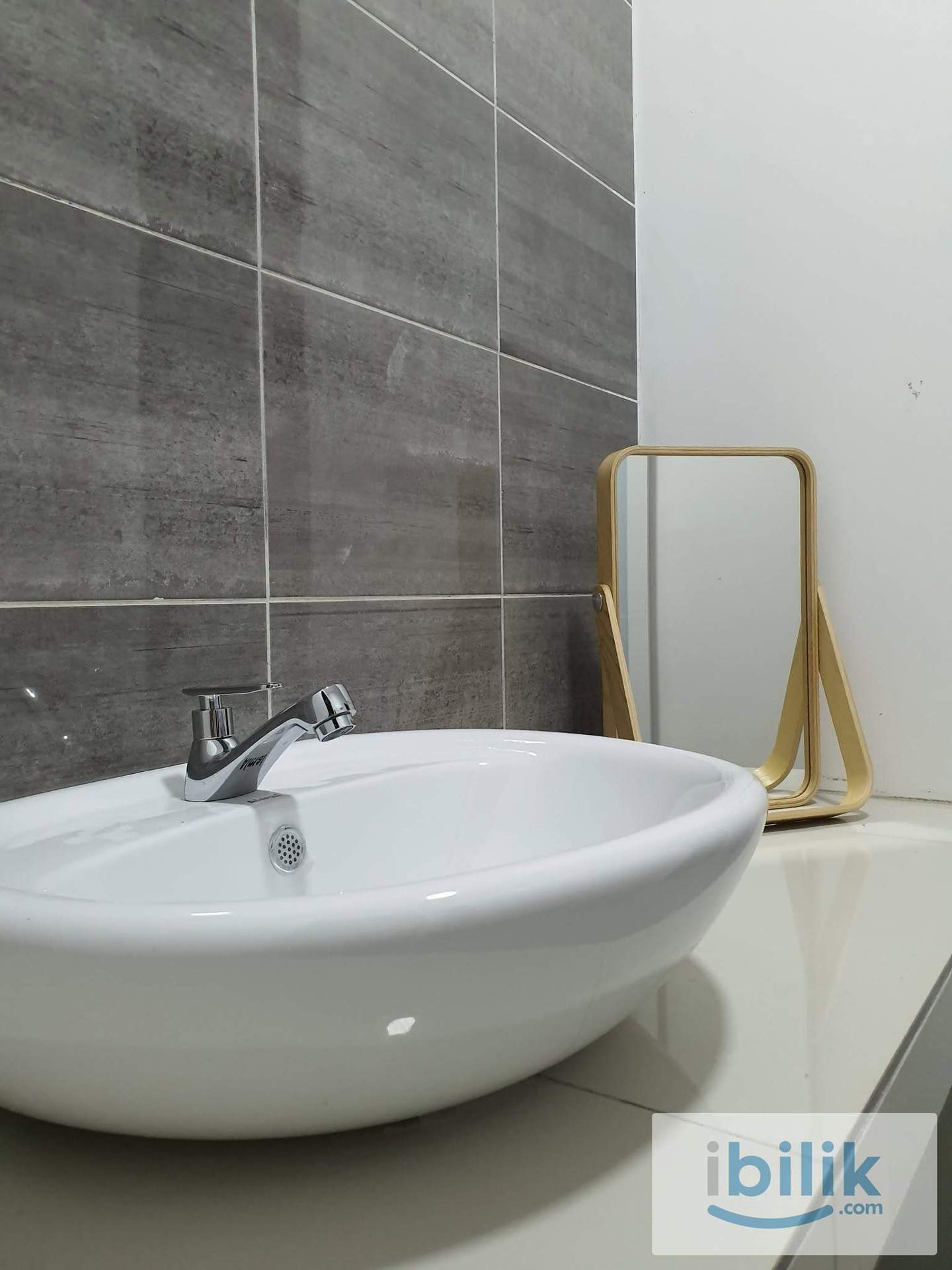 Medium room for rent at Symphony Tower, near c180, Seri Kembangan - Image 4