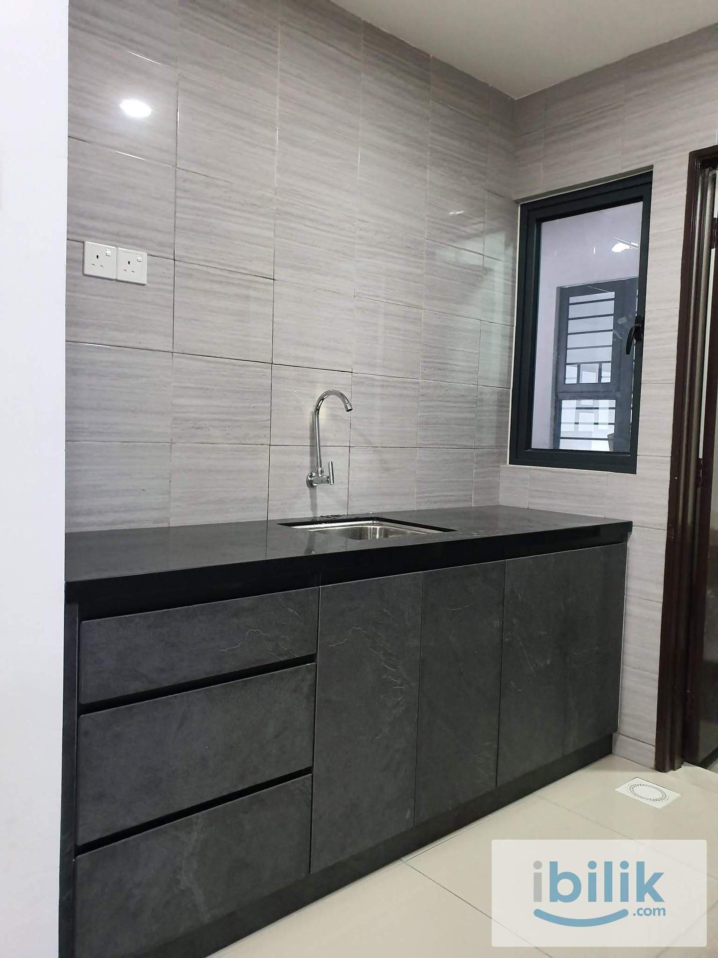 Medium room for rent at Symphony Tower, near c180, Seri Kembangan - Image 3