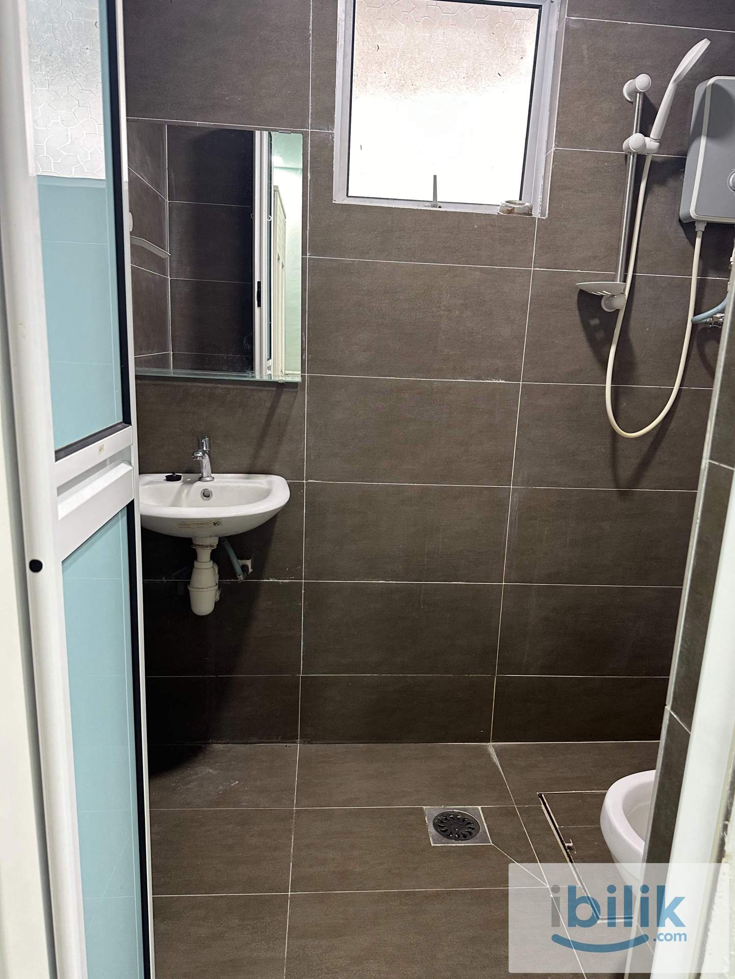 💙Affordable Private Room at USJ 13, Subang 💙Include Utilities 💙Walk to LRT, Gated n Guarded  💙  - Image 3