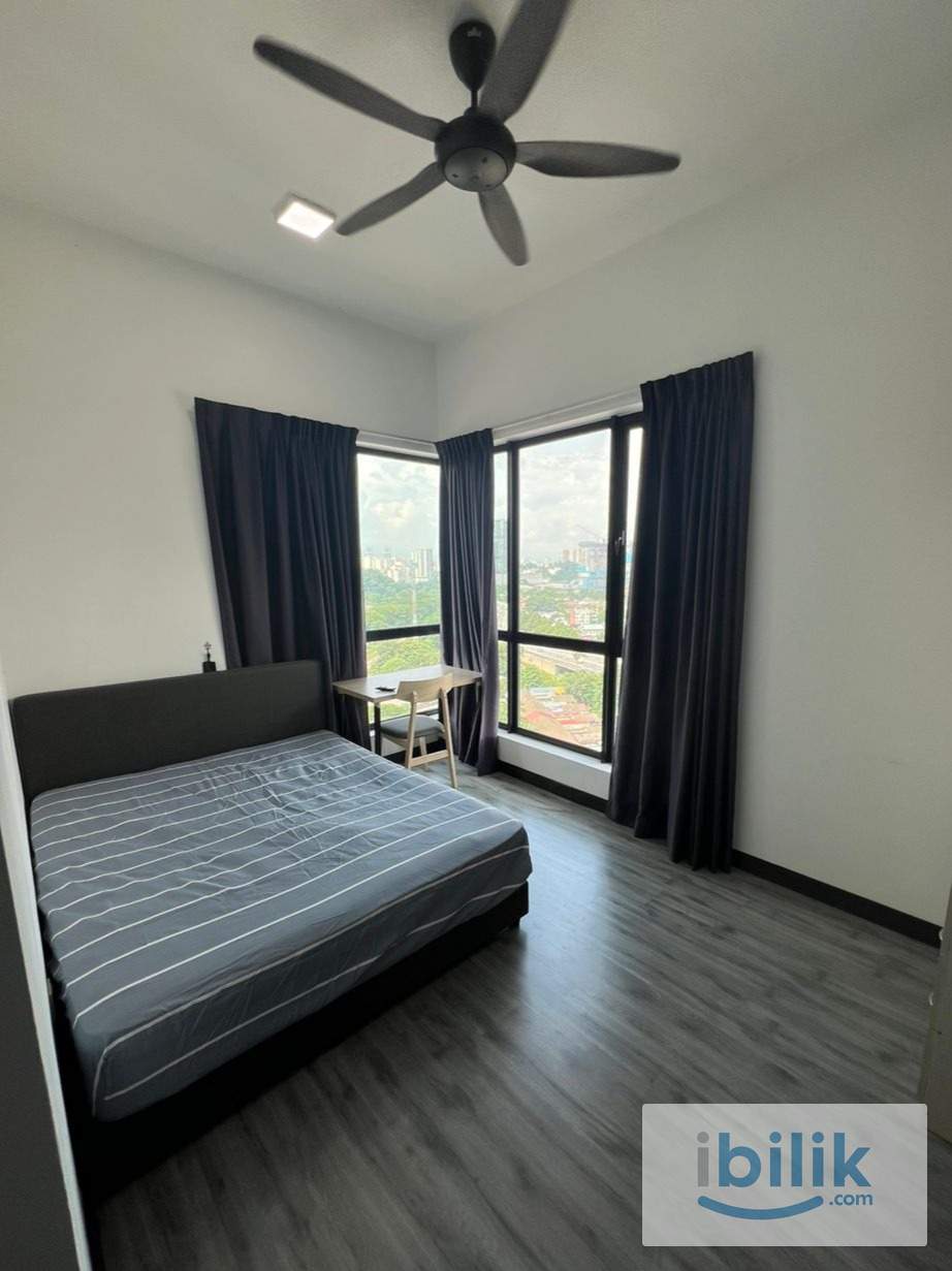 Medium Room with Big Window - Image 1