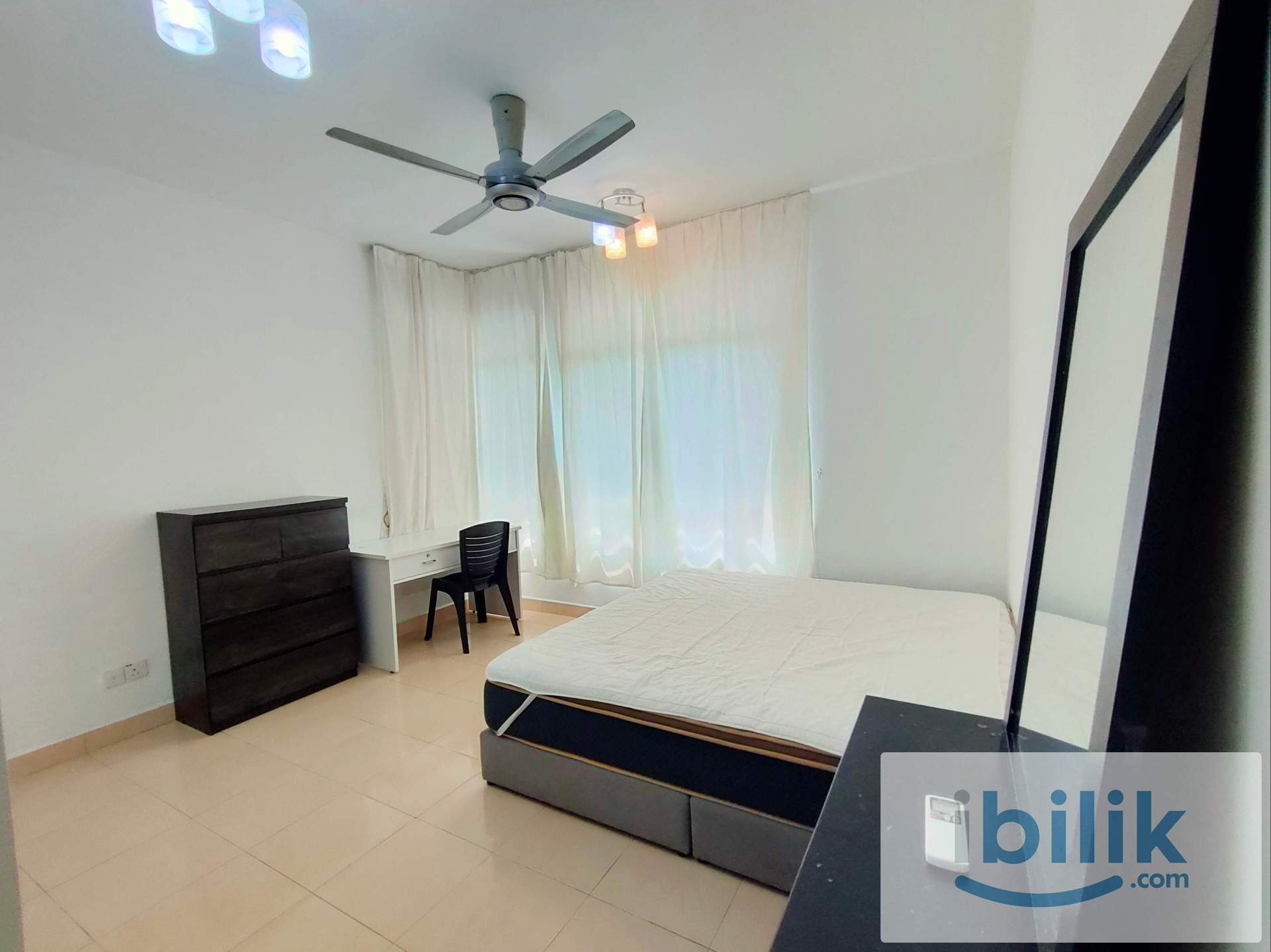 Spacious Master Room With Attached Bathroom, Free Wifi, Short Walk To LRT Stations - Image 1