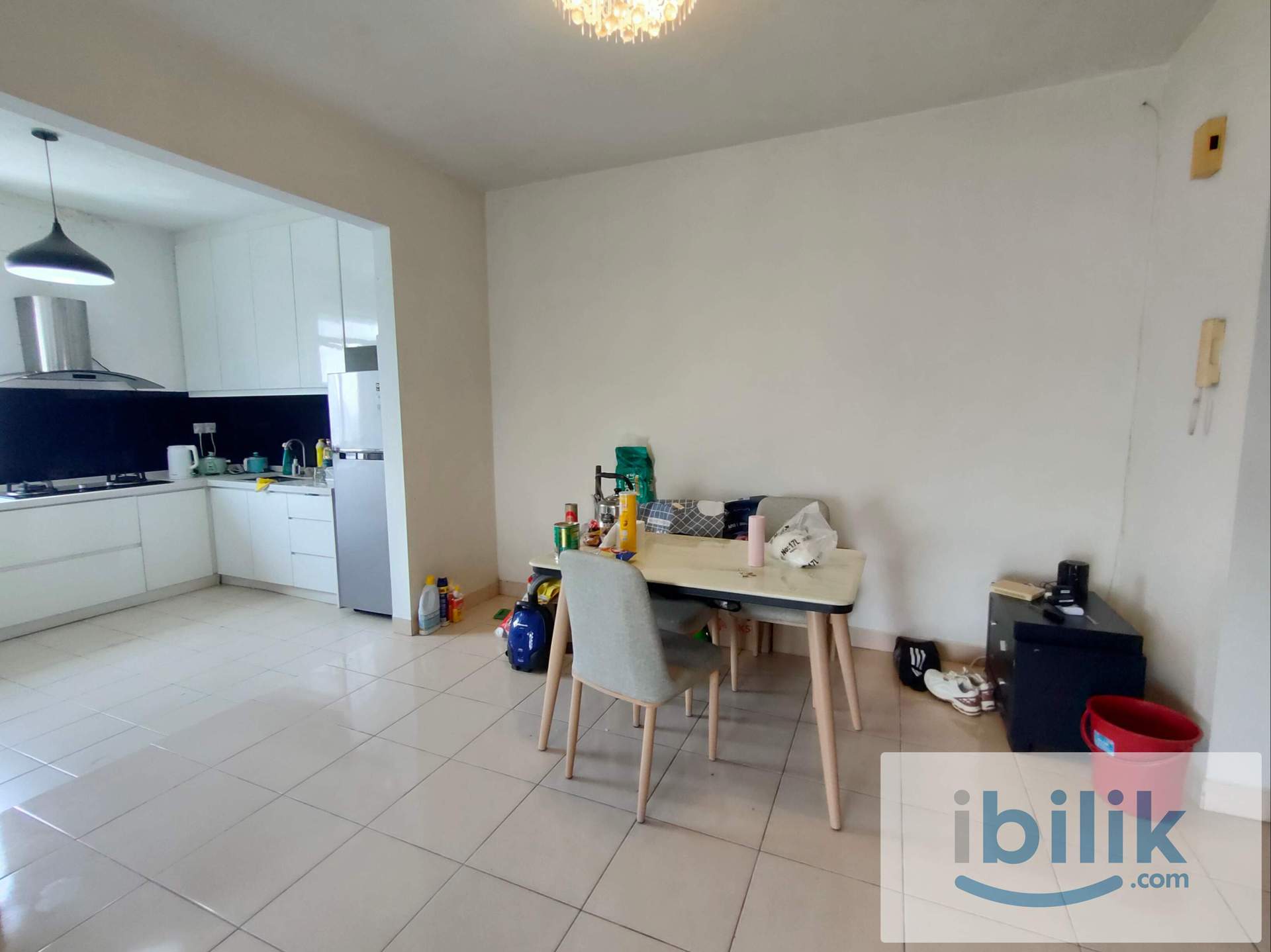 Spacious Master Room With Attached Bathroom, Free Wifi, Short Walk To LRT Stations - Image 8